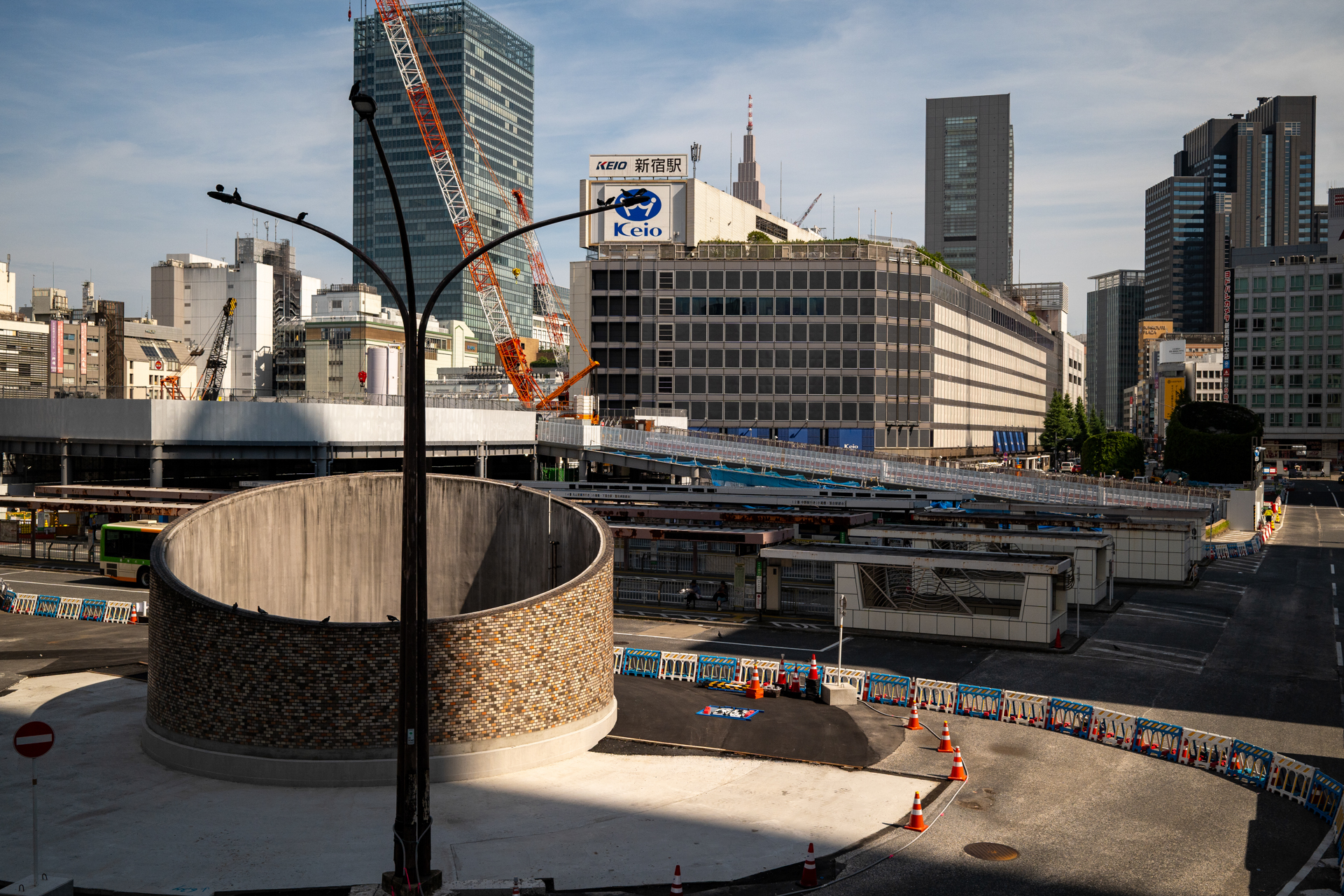 毎度お馴染みの新宿駅西口。毎日何かしら様子が変わる都市風景って面白いですし、記録しておくことは意味があると思います。記録という意味でパンフォーカスを狙いました。<br><span class="fnt-85">シグマ BF／SIGMA 35mm F2 DG DN Contemporary／絞り優先AE（1/1,600秒、F10、−0.7EV）／ISO 400</span>
