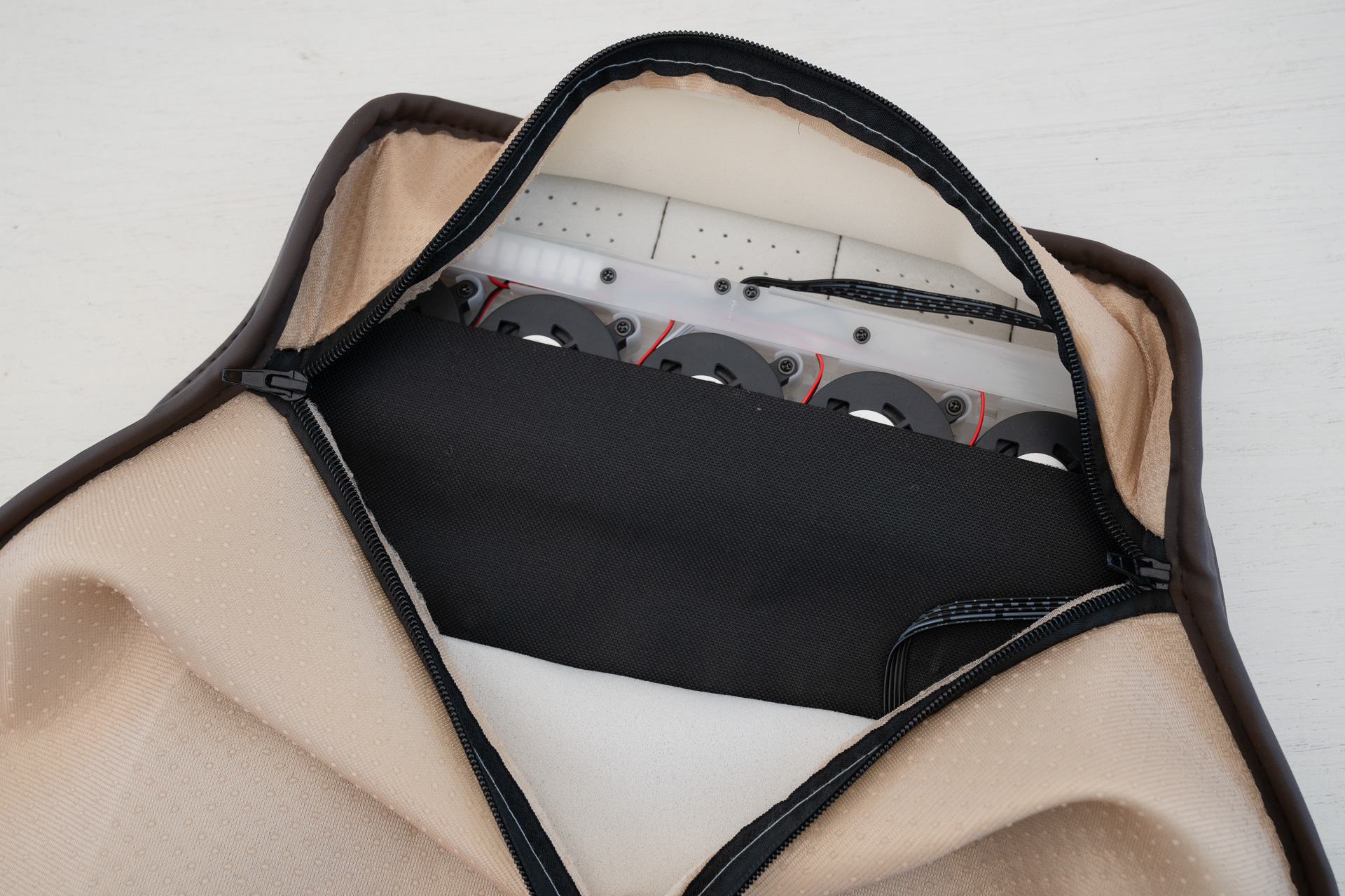 裏のファスナーを開くとたくさんの小型ファン。合計8個