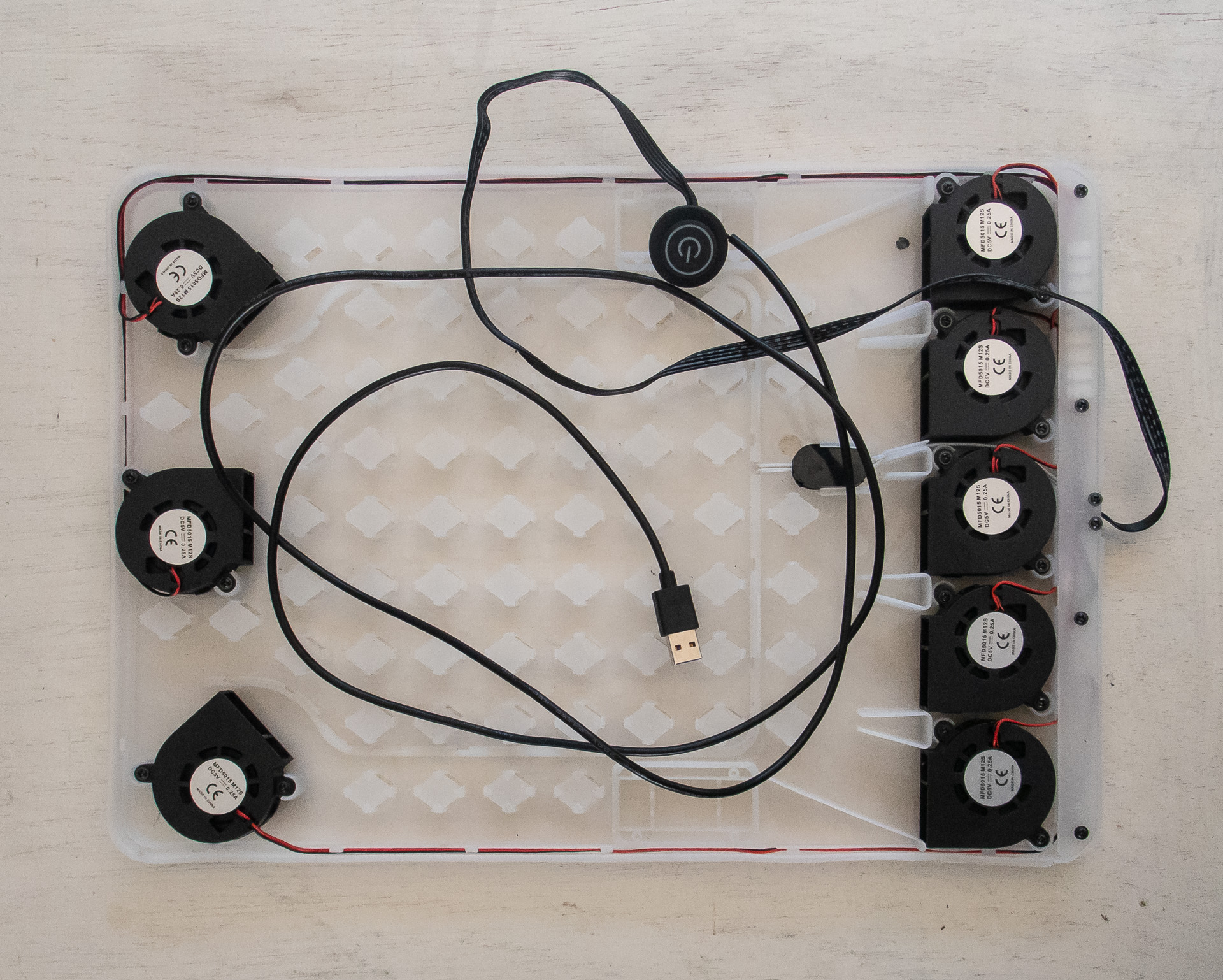 中身を引き出すとこのように。真ん中あたりがお尻に当たる座面だけど座り心地はよろしくない