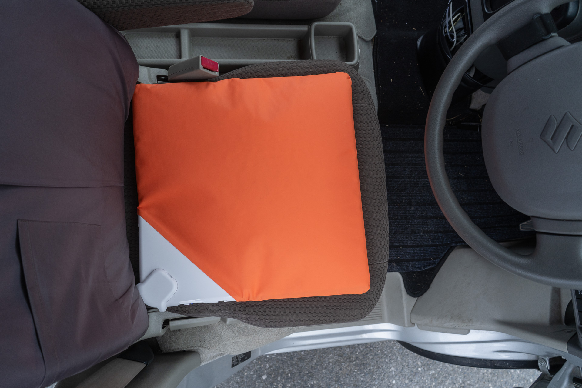 白い部分がコントローラー。この位置で置くとお尻に当たらなかった