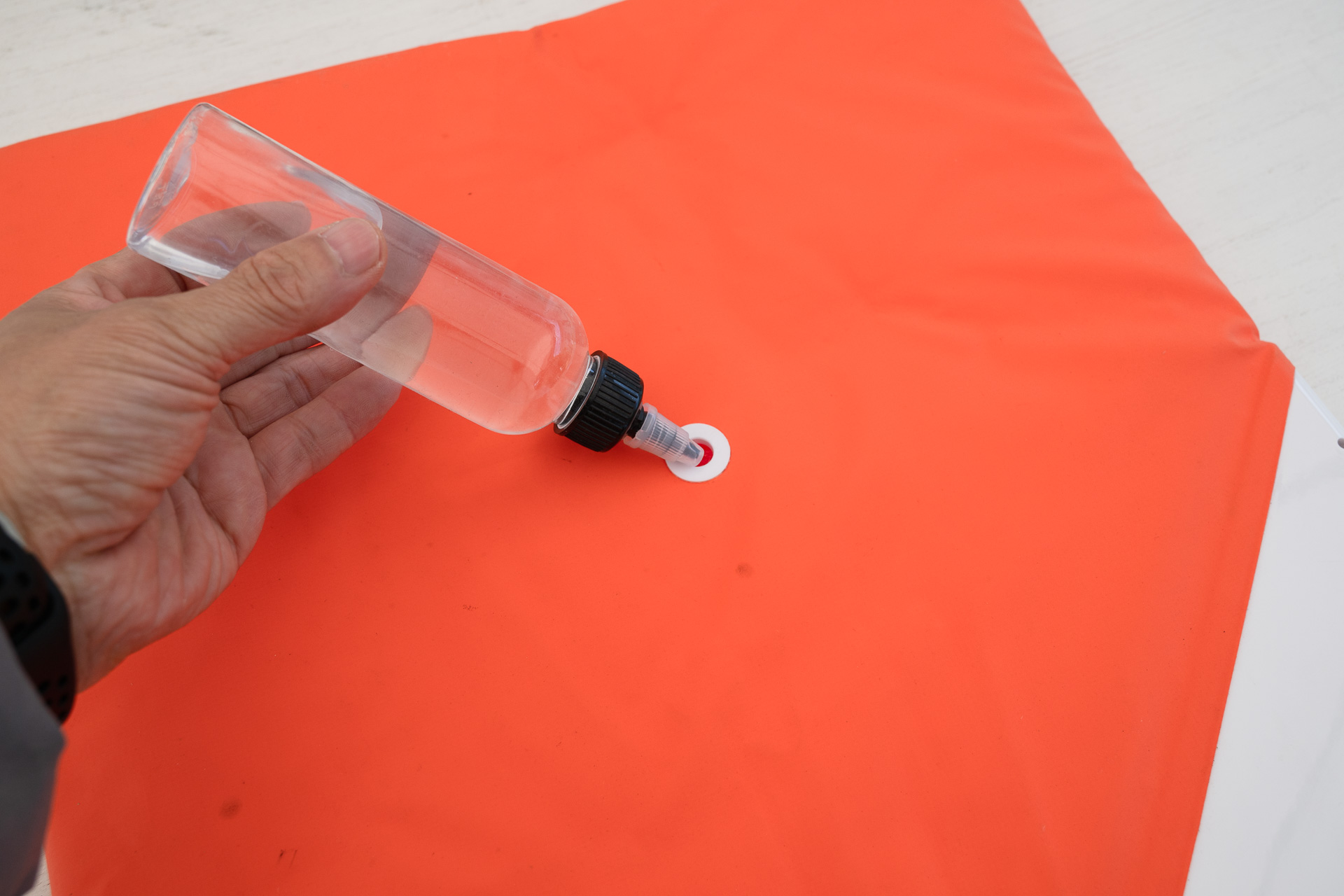 裏側に水の注入口がある。付属のボトルで30ccほど注水