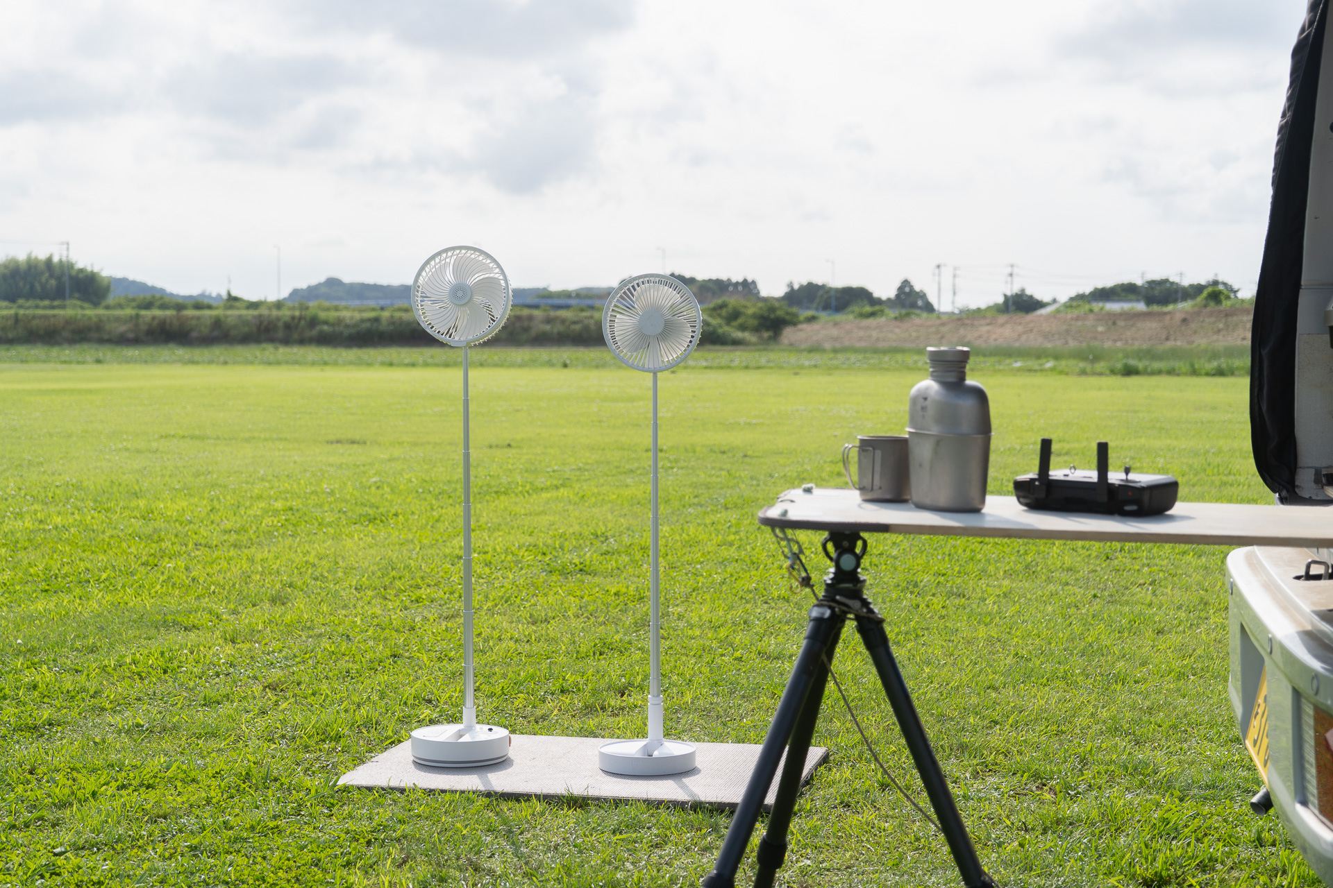無風の日、リアゲートで日除、扇風機で風を送れば快適空間