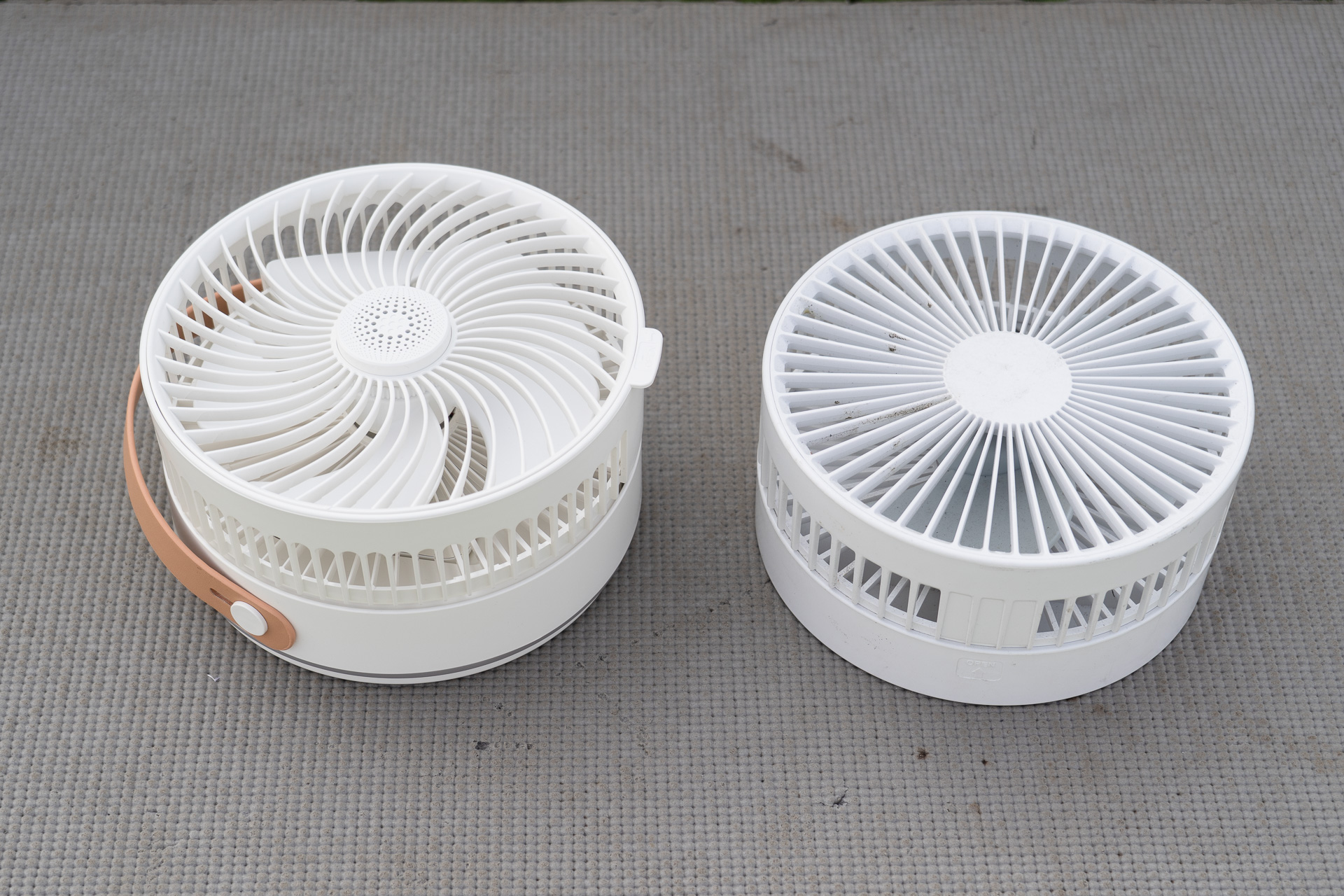 折りたたむとコンパクトで車内でも邪魔にならない。左が新、右が旧