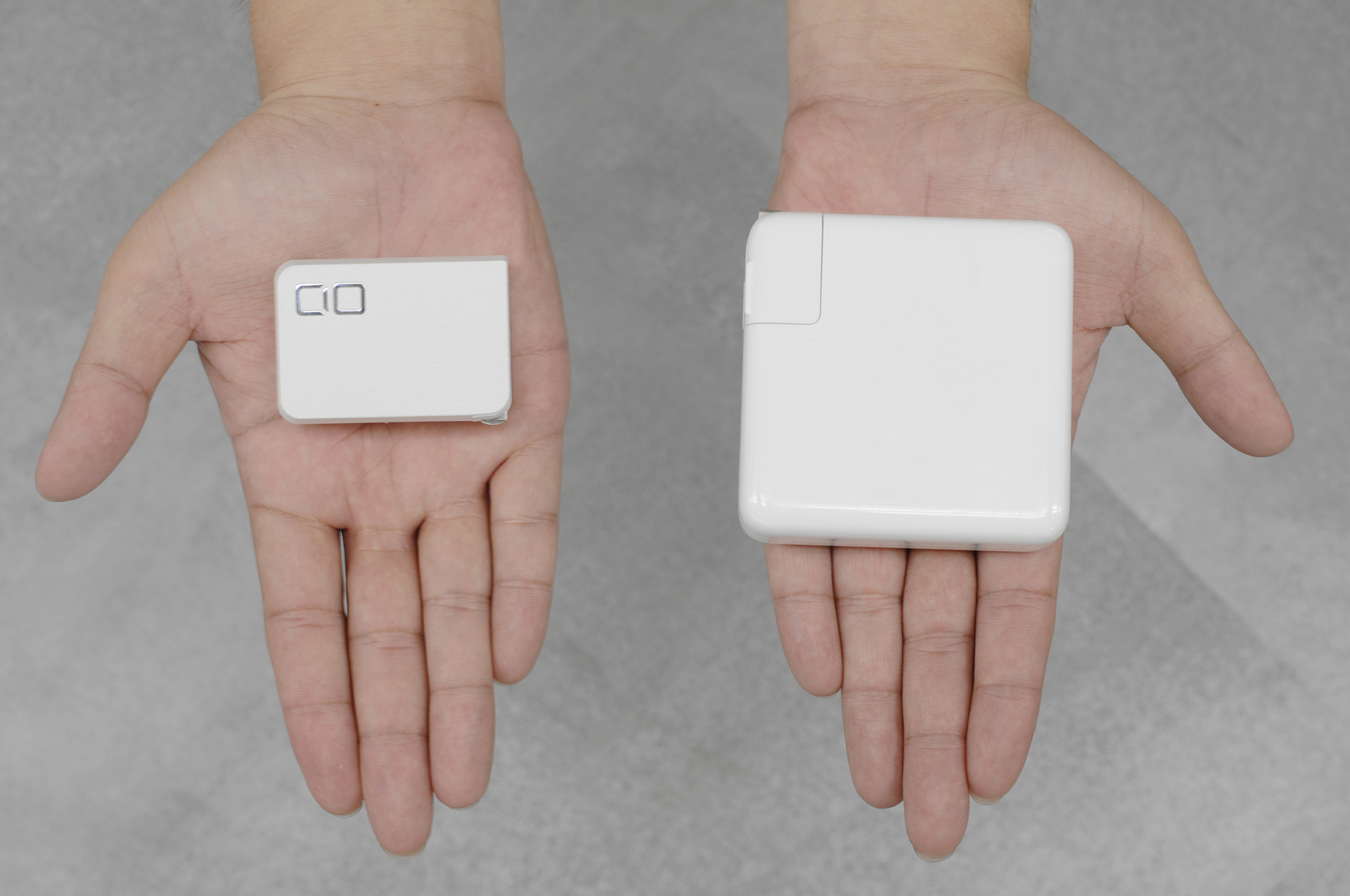 Apple純正充電器「96W USB-C電源アダプタ」（右）との比較