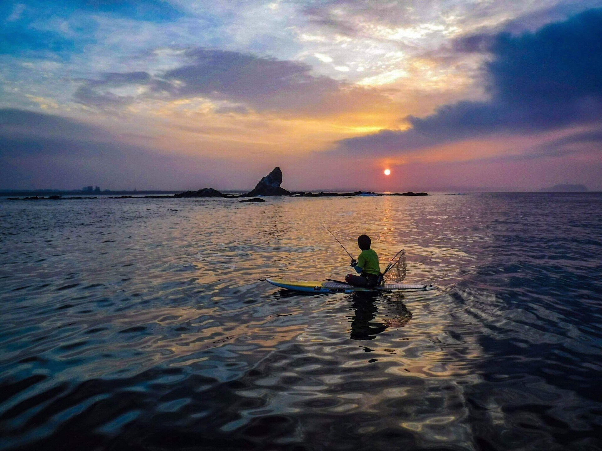 茅ヶ崎の名所となる姥島。通称「えぼし岩（烏帽子岩）」