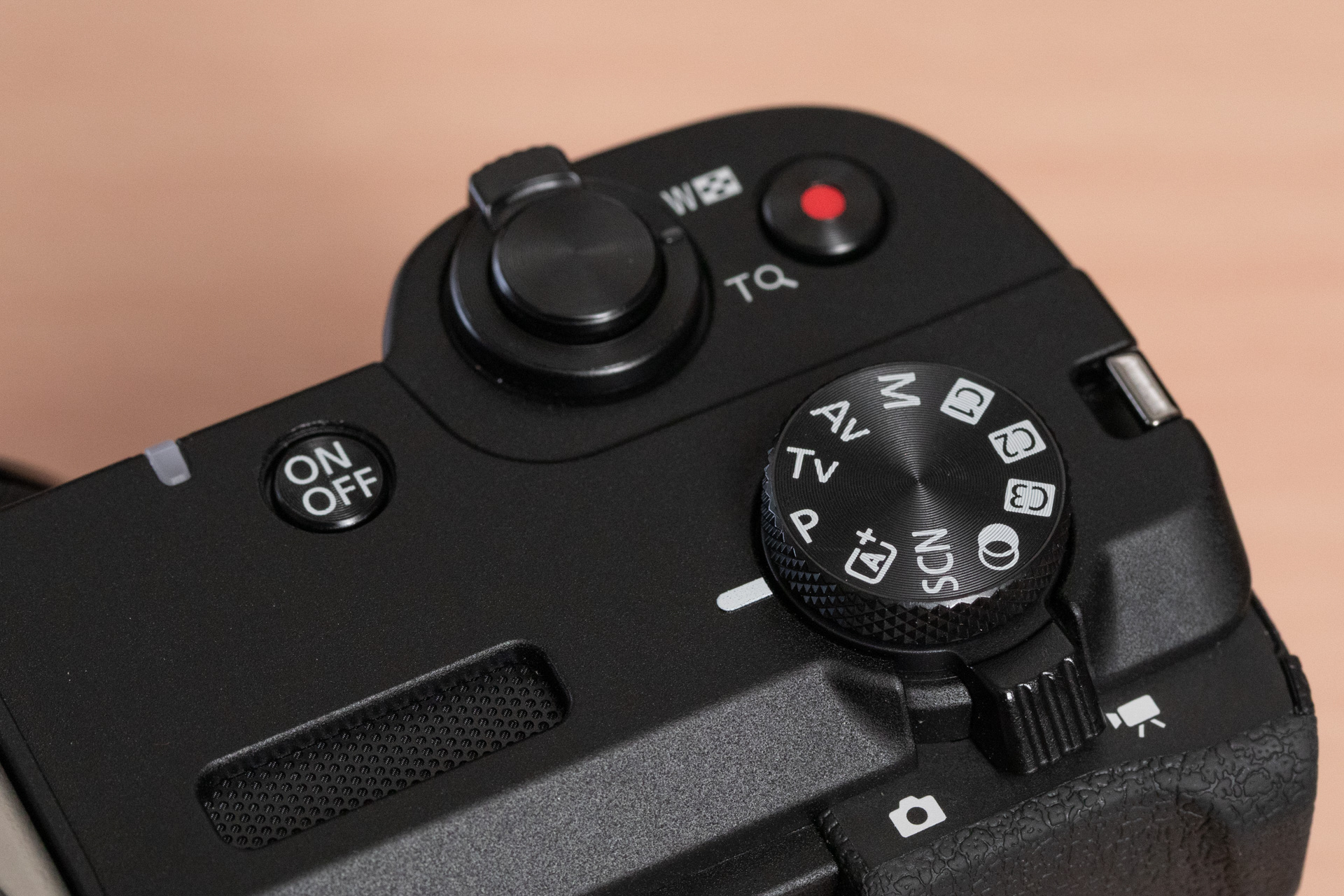 見慣れたモードダイヤルも