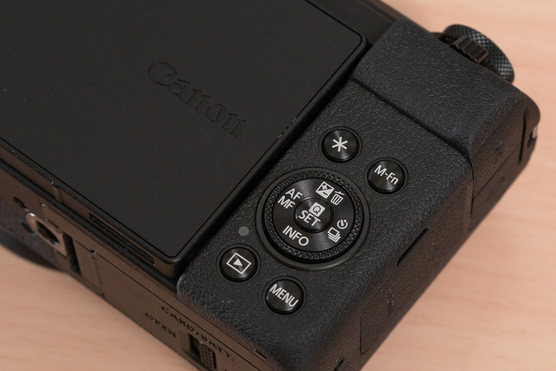 背面ボタンもキヤノンユーザーならすぐわかるおなじみのものだ