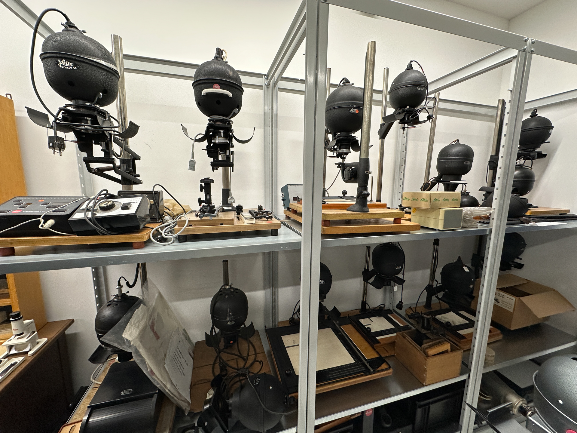 参考：暗室の後に見学した資料室にて。引き伸ばし機はまだまだたくさん収蔵されていた