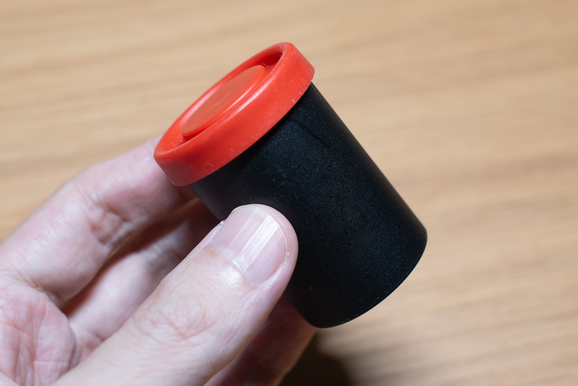 パトローネケース。キャップの赤がワンポイント