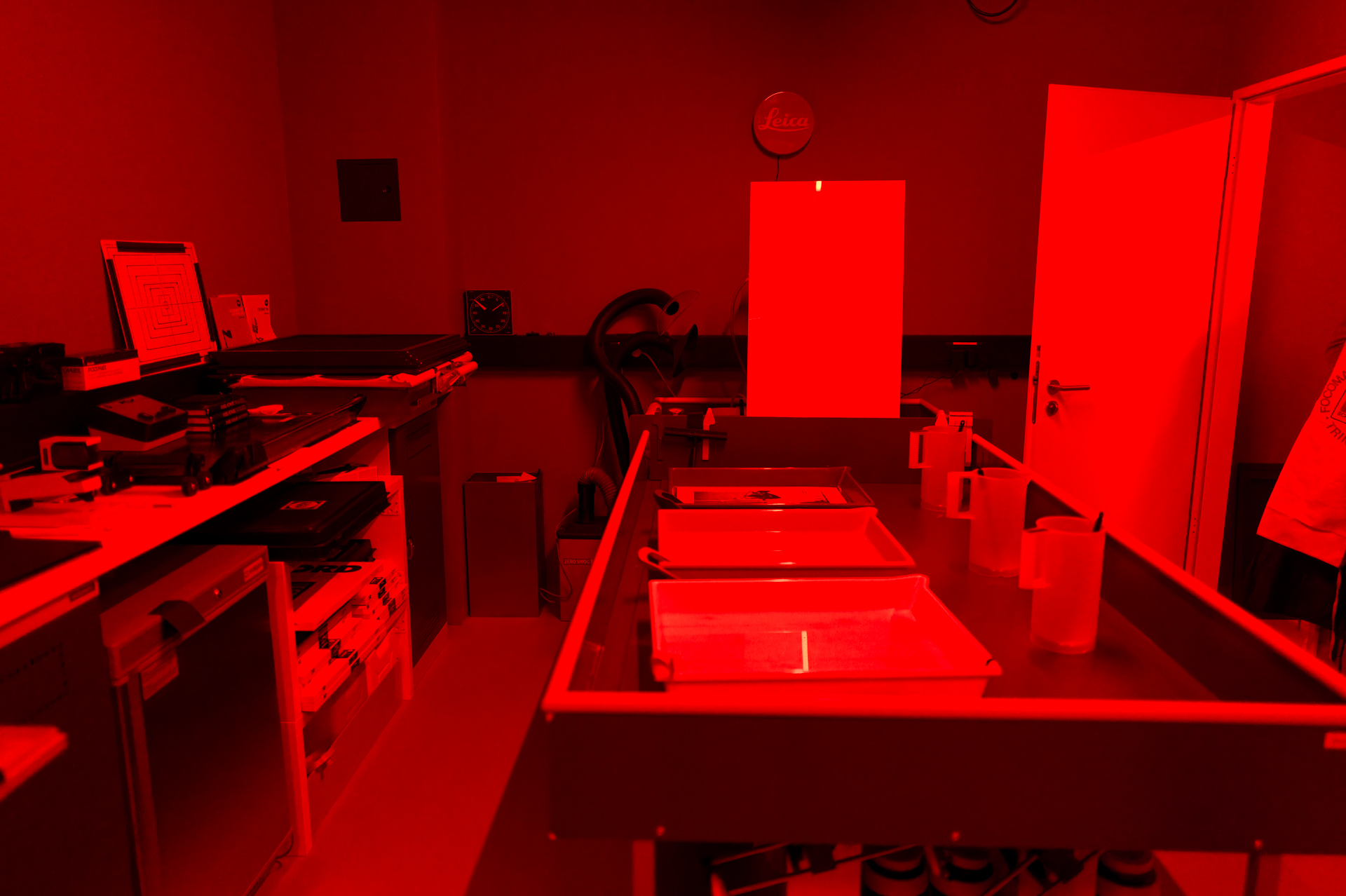 ドアをノックして、「Come in！」の声を確認してから入室。噂の暗室は実在した