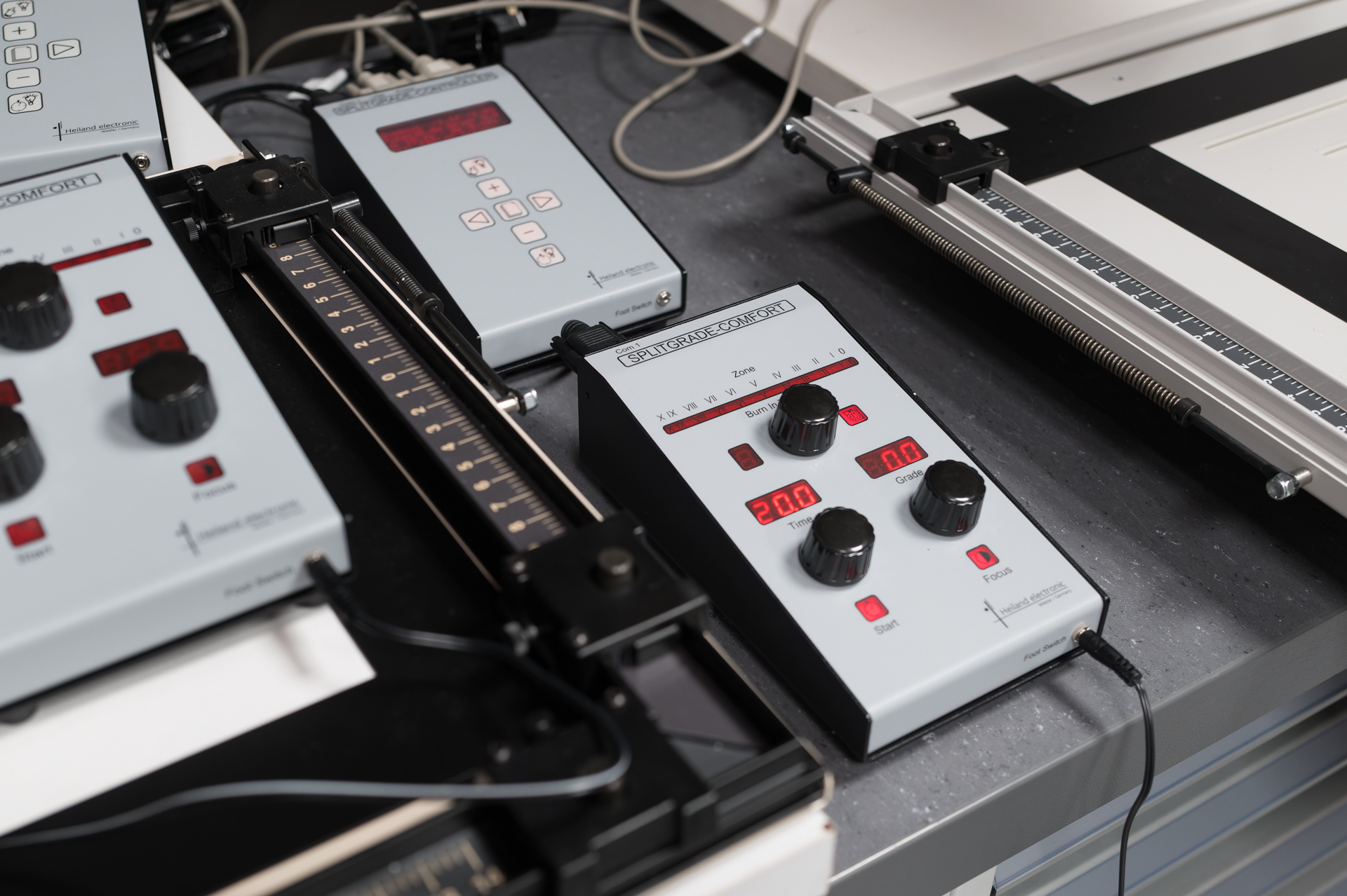 LEDランプに連動するコントローラー。右のツマミで号数を選ぶと、それに合わせて露光時間などが自動的にセットされる