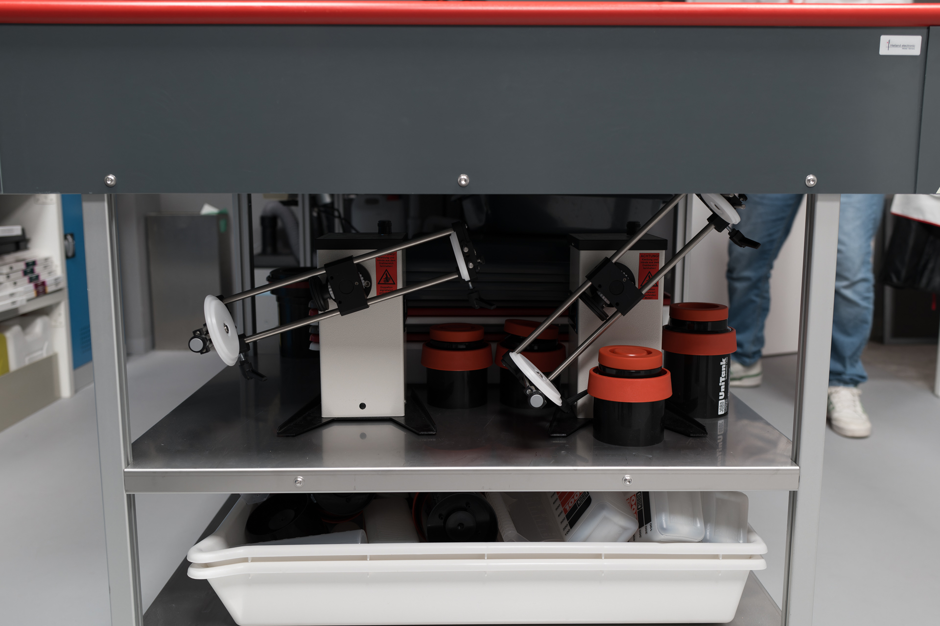 フィルムの現像タンク。左の機械にタンクを乗せると、左右に揺れつつ、台座の部分も回転して攪拌される。こんなハイテク機械があるとは知らなかった