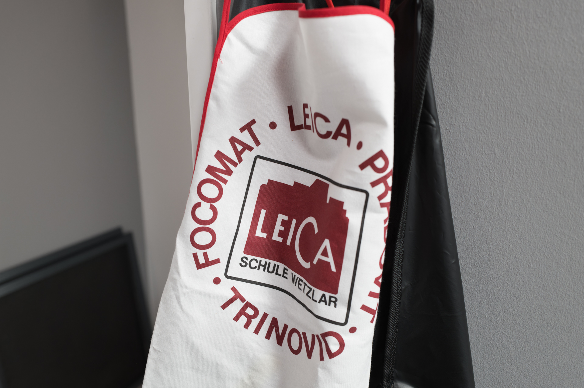 「ライカ・シューレ」（ライカ・スクール）と書かれた可愛いエプロン。おそらく、これも資料室にあったものだろう。時代を超えた再利用だ