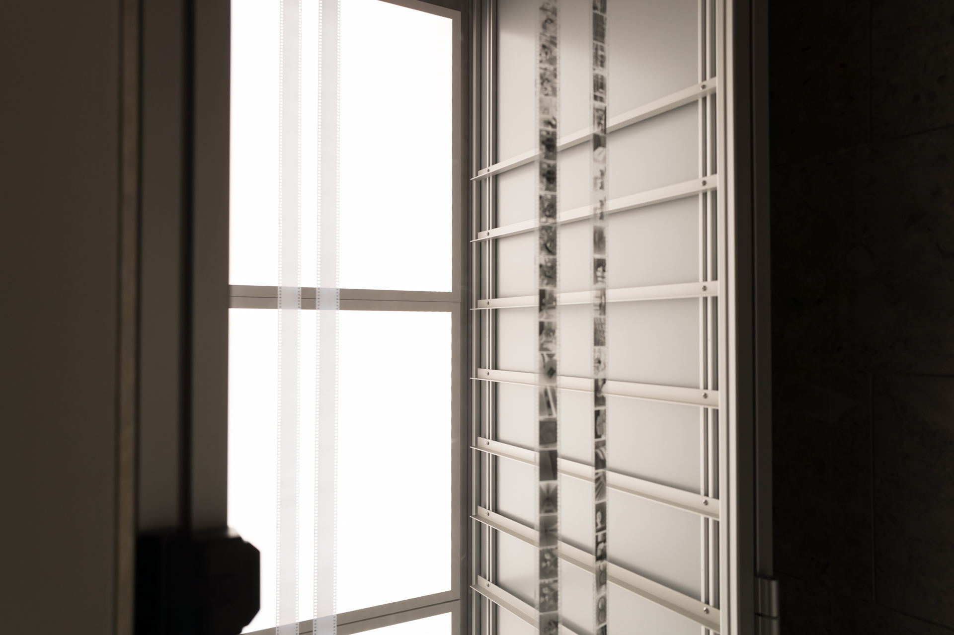 暗室の奥に小部屋があり、フィルムを乾燥させる棚があった