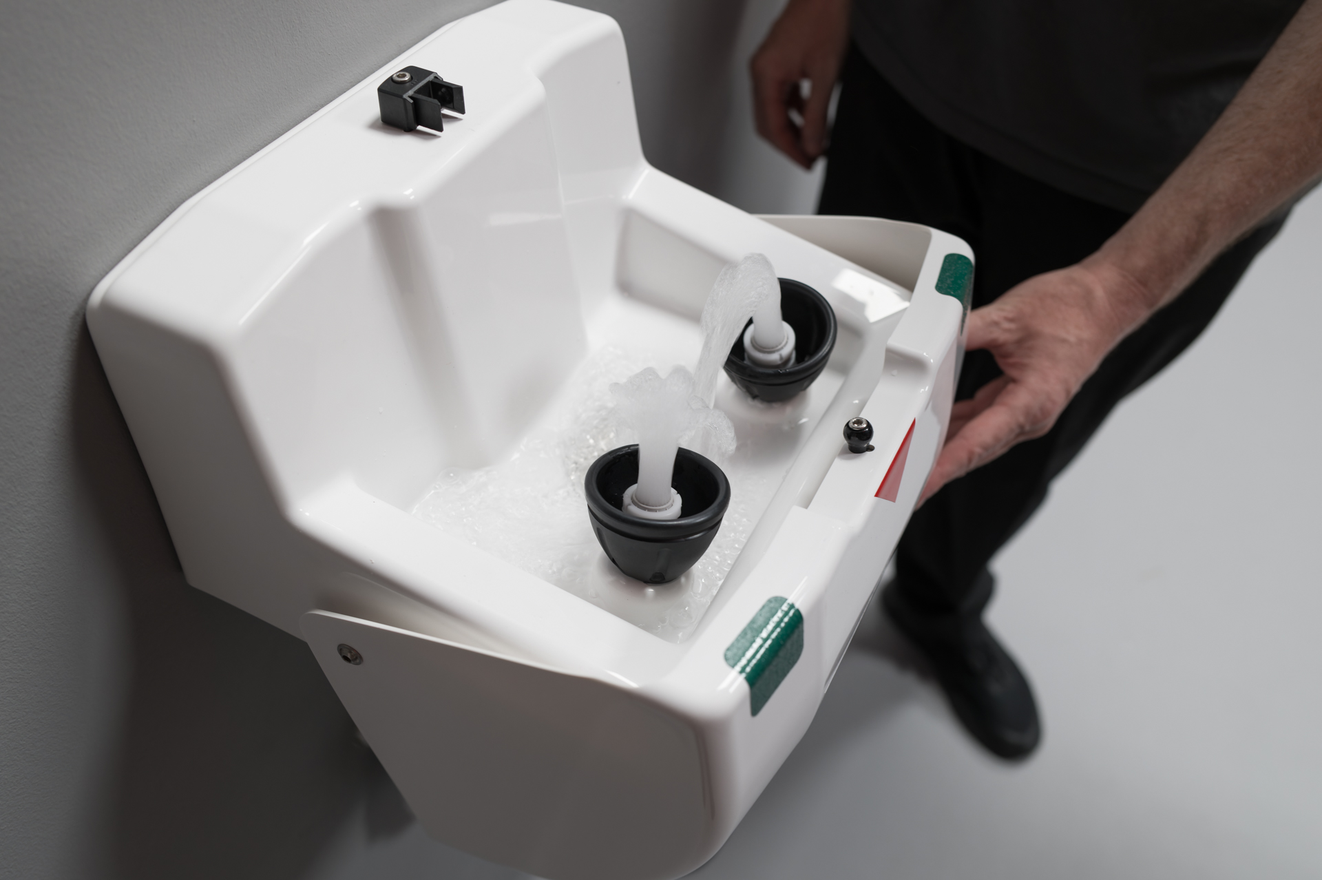 洗眼器。カバーを開けると水が出る