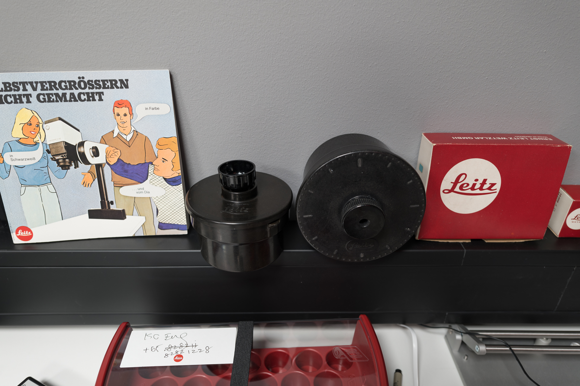 フォコマートV35の使い方マニュアル（漫画）と、ライカ純正の現像タンク。資料室の収蔵品が役に立っているようだ