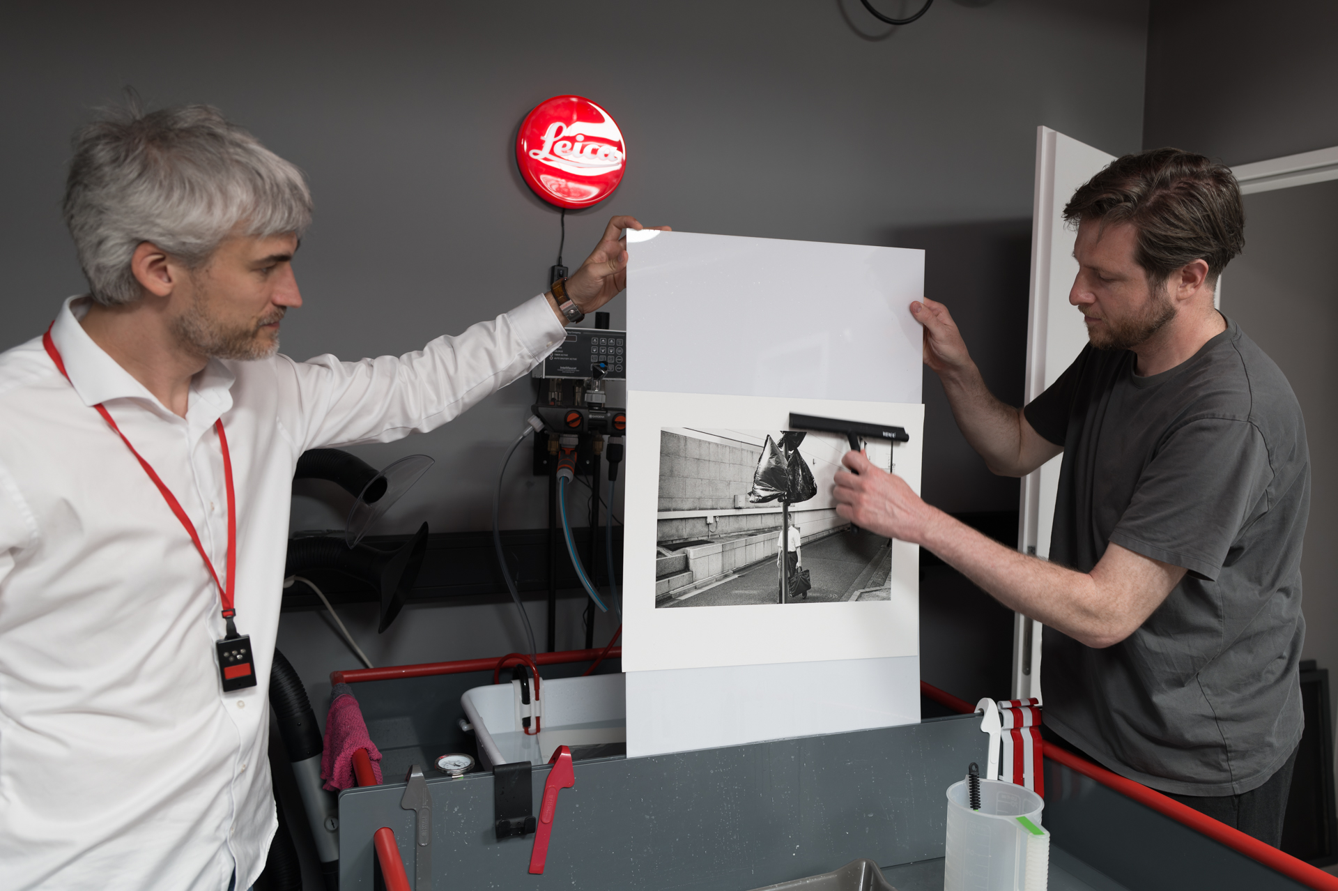 作業が一段落したジョン・サイパル氏（右）。暗室の使い心地に「最高！」の一言