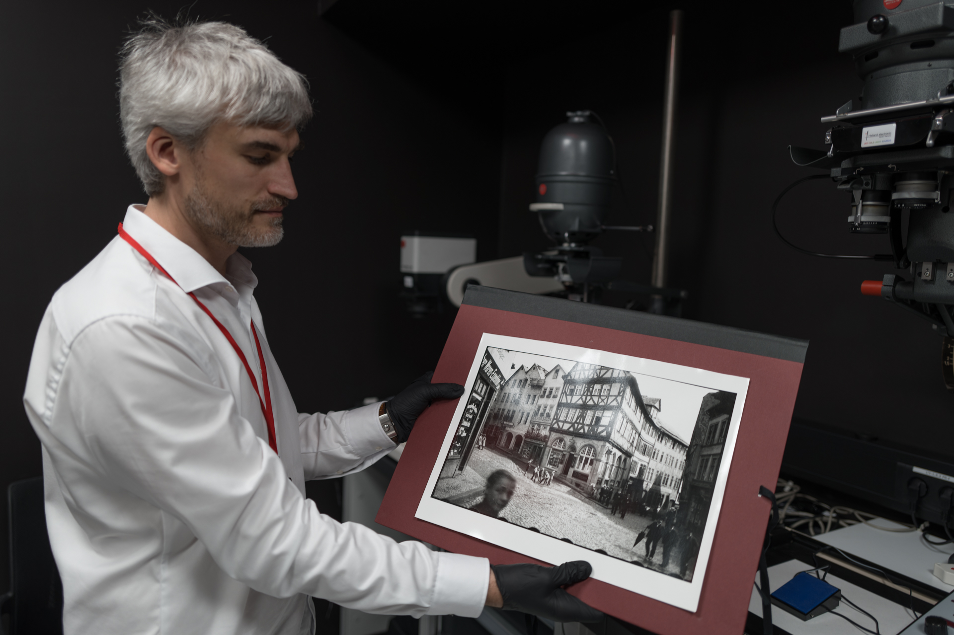 暗室担当のアントン・イワノフ氏。オスカー・バルナックが「ウル・ライカ」で撮った写真をここでプリントした