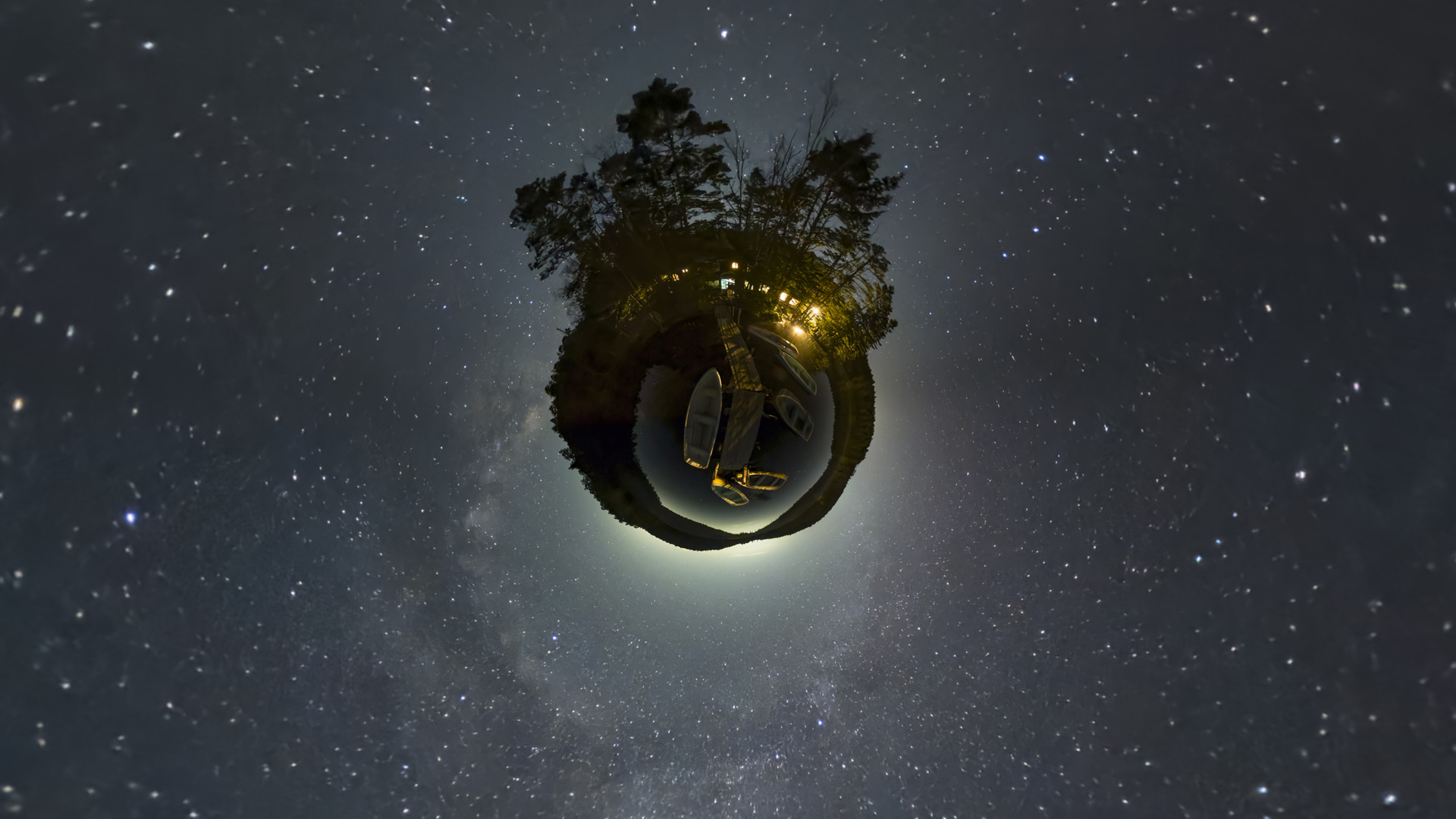 星空風景の場合、10秒以上の露光になるため、自撮り棒を三脚に固定して撮影しているが、驚いたのは小さな星まで鮮明に写っていたこと。天の川も弧を描くように写り、夜空に包み込まれているような、没入感のある不思議な写真になった。Insta360 STUDIOを使い、360°カメラならではの空間全体を生かしたイメージに仕上げた<br><span class="fnt-85">マニュアル露出（F2、30秒）／ISO 1600／WB：オート／撮影地：長野県</span>