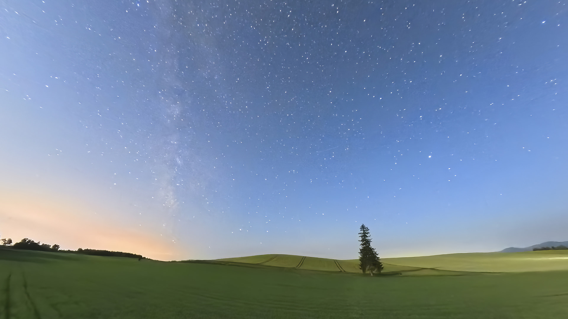 月の光が地上に届き始めたタイミングで撮影した1枚。わずかな月明かりでの撮影であったが、地上の風景までしっかりと描き出されている。ディテールが失われてメリハリのない、のっぺりとした画像になることもなく、星空から地上まで鮮明な結果が得られたのは、AIを用いたノイズ処理とダイナミックレンジの最適化によるものであろう<br><span class="fnt-85">マニュアル露出（F2、40秒）／ISO 1600／WB：オート／撮影地：北海道</span>