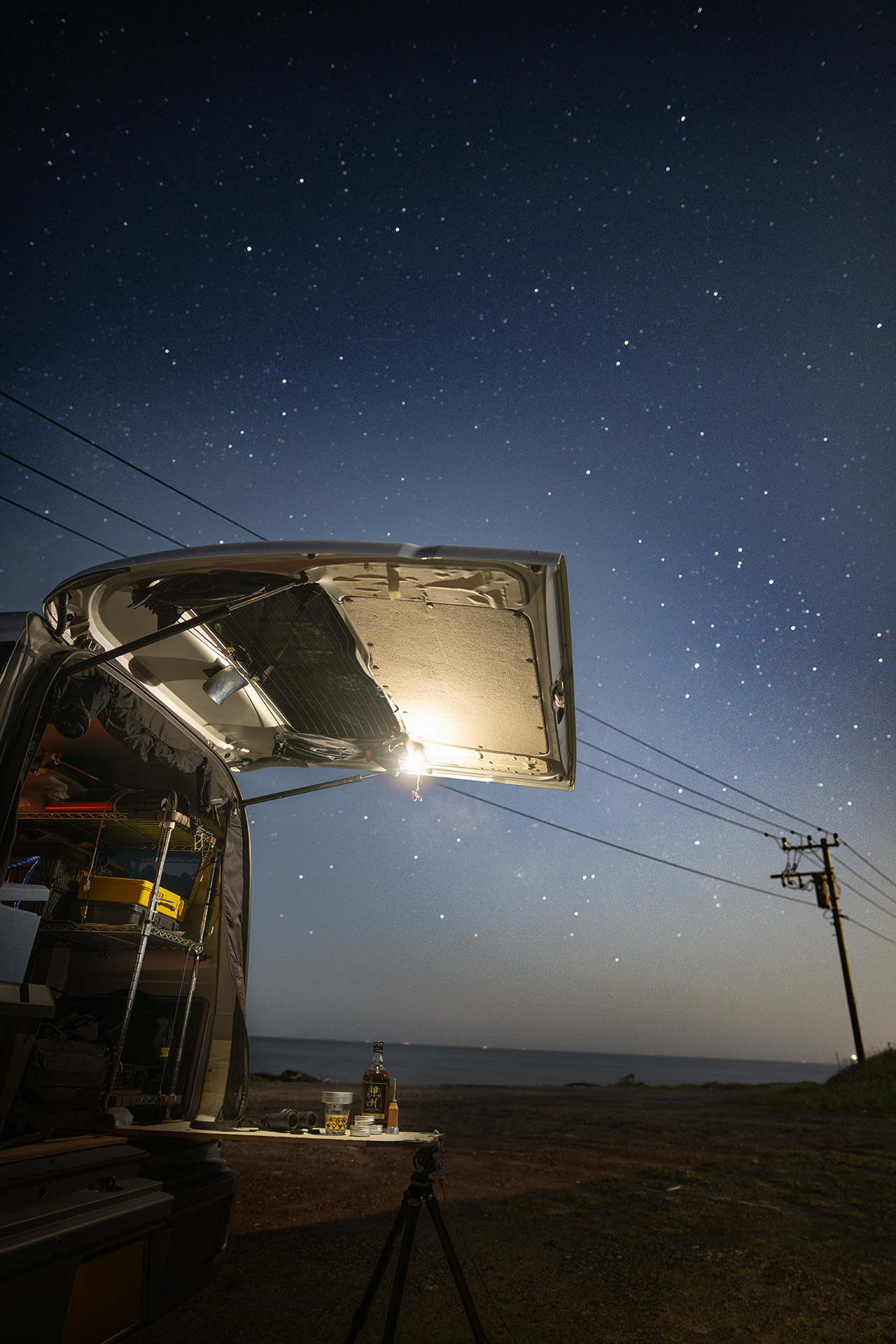 跳ね上げたリアゲートの向こうにさそり座と天の川。静かでいい時間ですなあ