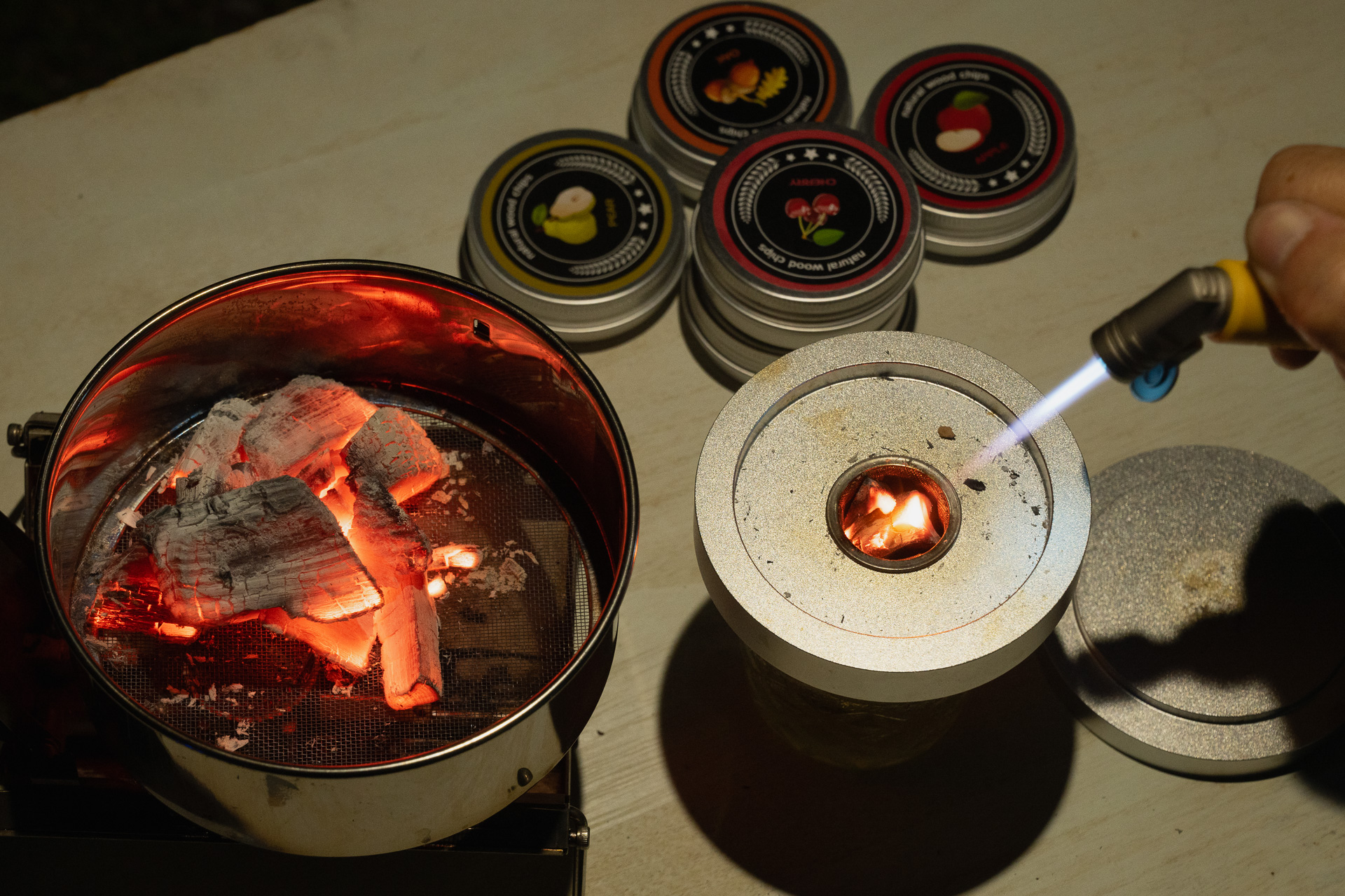 グラスの上にカクテルスモーカーをセットしたら、バーナーでチップを燃やすんですな。しっかりとチップ全体が赤くなるまで火を入れます