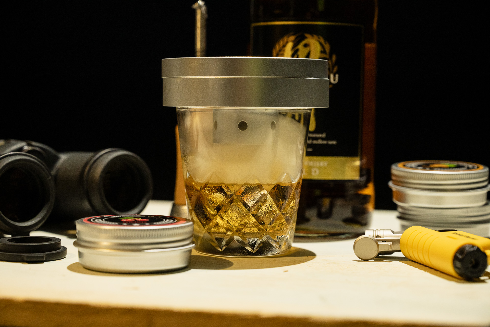 蓋を置くとすぐにグラスに煙が充満。少し置いて香りがウイスキーに移るのを待つと良い