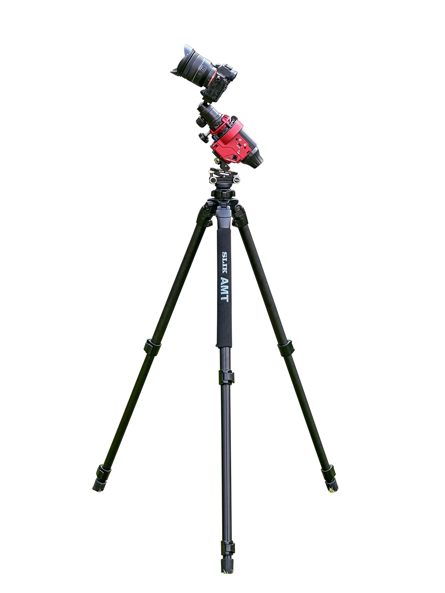 発売日:2025年4月11日<br>実勢価格:4万3,000円前後(税込)<br> <br><b>●SPECIFICATION</b><br>全高:1,920mm<br>エレベーター下げ全高:1,540mm<br>地上最低高:395mm<br>エレベータースライド幅:380mm<br>縮長:760mm<br>パイプ形状・径/段数:30.2mm/3段<br>質量:3,385g<br>三脚の装備機能:Wナット<br>エレベーターの種類:分割センターポール式<br>最大搭載質量:7kg(脚最大荷重:18kg)<br>脚ロック方式:レバー式脚ロック<br>エレベーター下部ネジ:反転式EV<br>水準器の種類:3軸水準器<br>カメラ台のサイズ:57×76mm<br>雲台分離可:分離可<br><span class="fnt-85">※標準の3ウェイ雲台を装備した状態の仕様です</span>