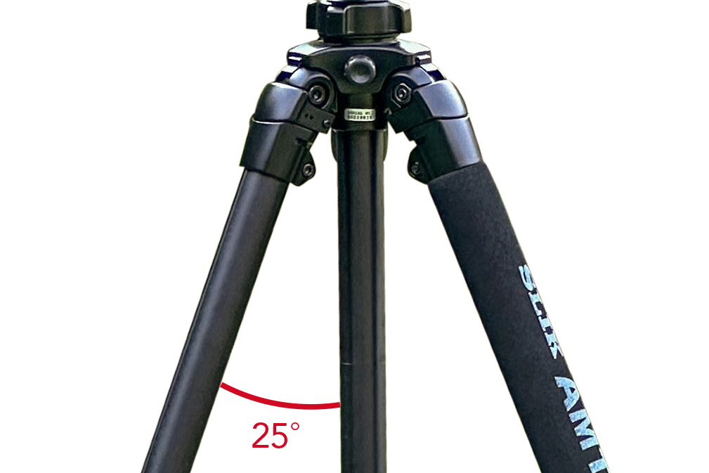 開脚ストッパーを引き出すことでハイ、ミドル、ローの3段階で開脚角度を調整できる。標準の角度は25°で、スリックは伝統的にこの角度を採用している。広いスタンスでしっかり地面を捉えるため、安定感が非常に高い