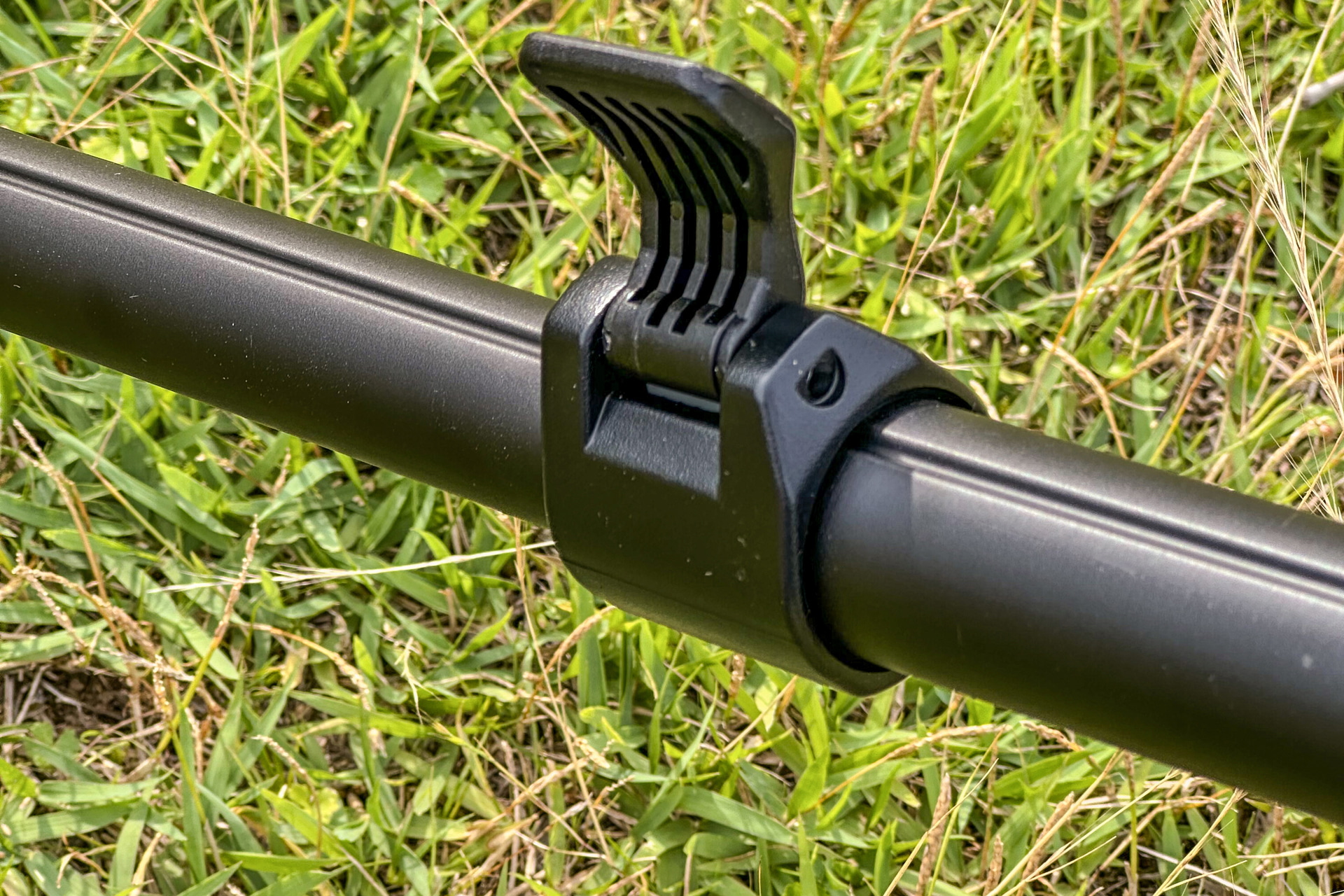 レバー式はワンタッチで簡単に固定できるのが魅力だ。脚を固定するハウジング部分に金属を採用して固定力を強化。A.M.Tパイプを使用することで固く締めてもパイプがゆがむことがない