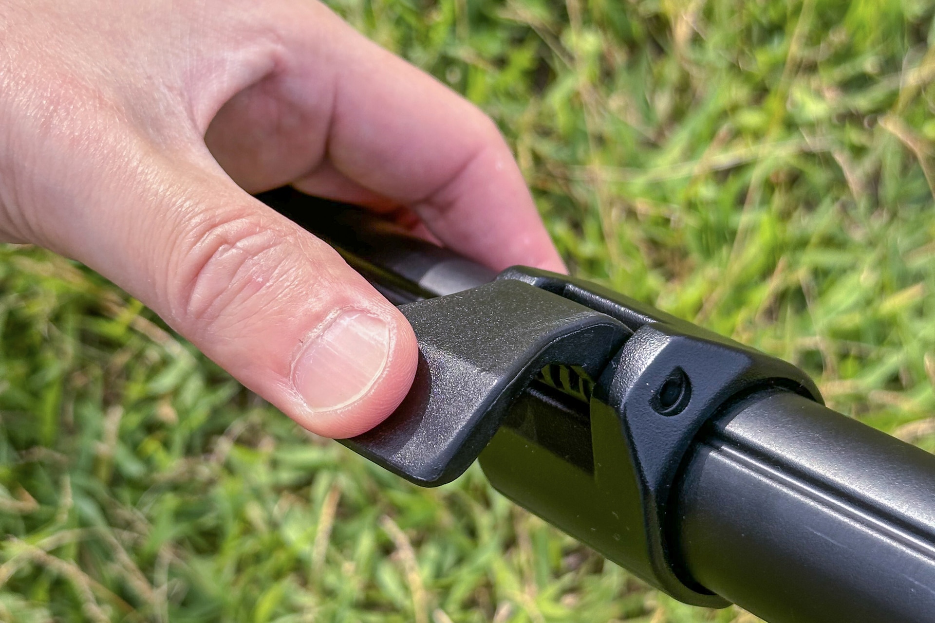 レバー式はワンタッチで簡単に固定できるのが魅力だ。脚を固定するハウジング部分に金属を採用して固定力を強化。A.M.Tパイプを使用することで固く締めてもパイプがゆがむことがない