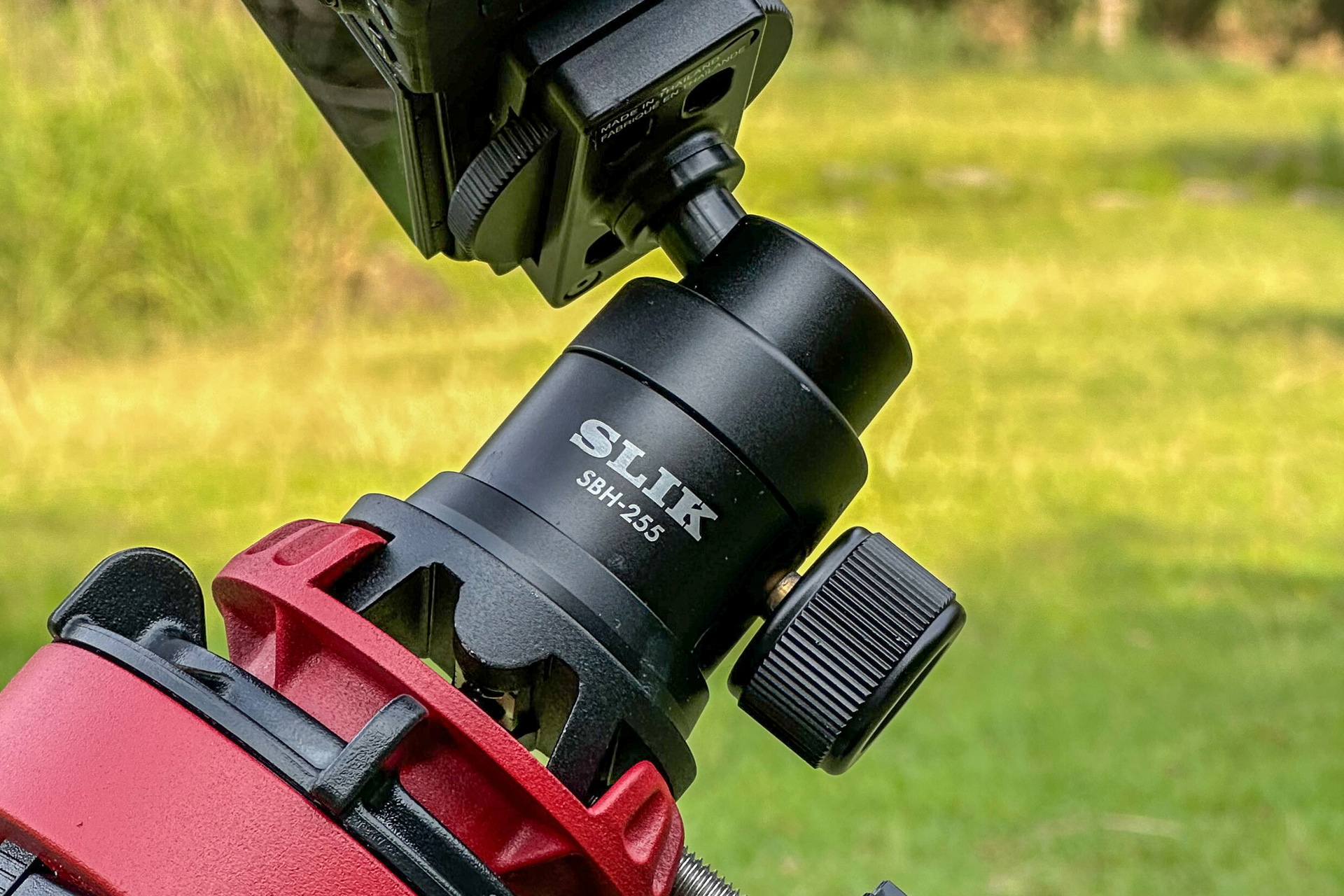 <span class="fnt-110"><b>SBH-255 DM</b></span><br>実勢価格：1万7,000円前後（税込）<br>　<br>優れた保持力と高い安定性を誇り、赤道儀での追尾撮影によるカメラの傾きをしっかりと支えてくれる自由雲台。細かなブレを抑えることで、長時間露光が求められるシーンでも、安心して構図に集中できる信頼性の高い雲台だ