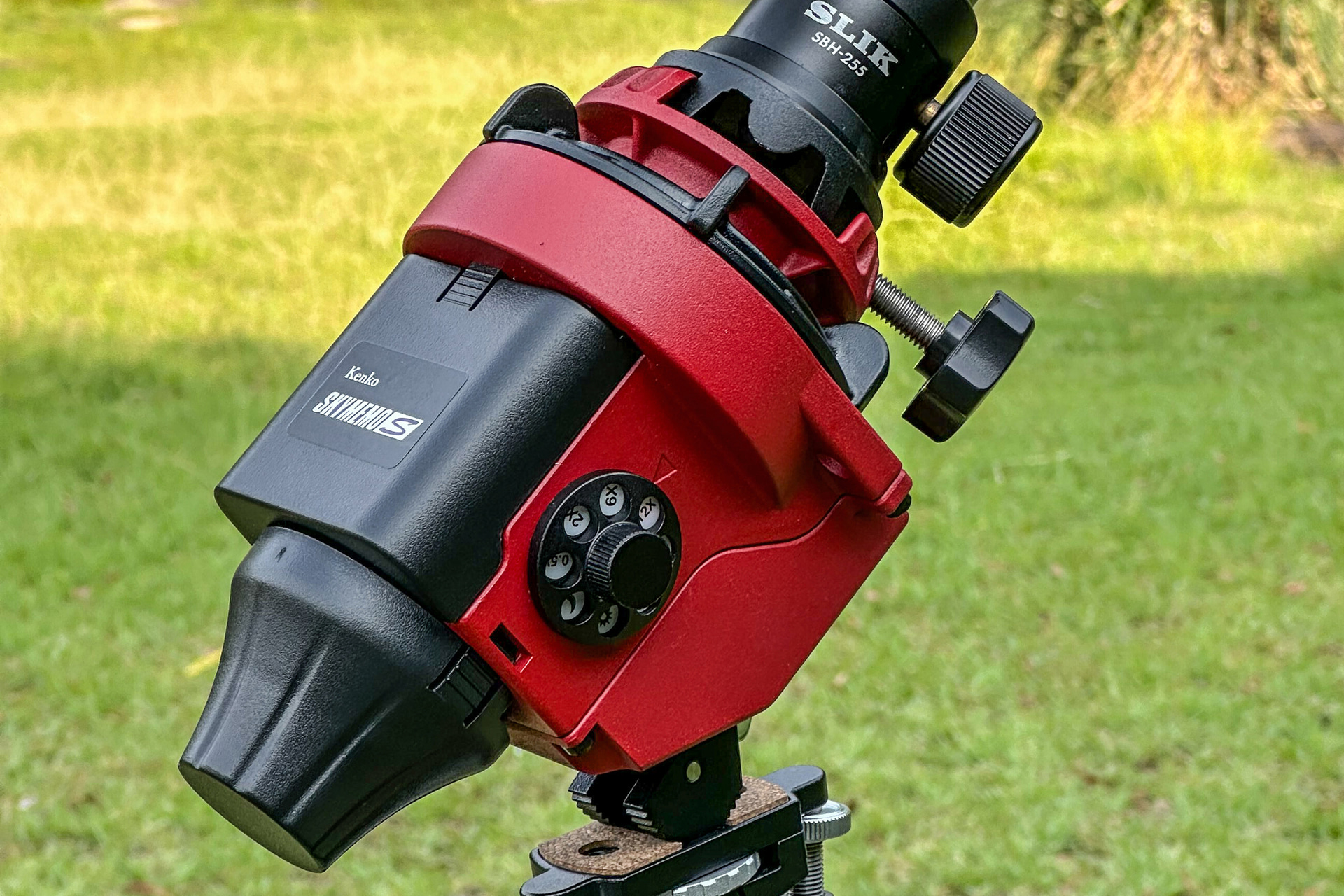 <span class="fnt-110"><b>ケンコー スカイメモS</b></span><br>実勢価格：3万6,000円前後（税込）<br>　<br>ケンコー スカイメモSは、直感的に扱えるシンプルな操作性を備えつつ、高精度な追尾性能を発揮する頼もしい一台。寒冷地や強風下といった過酷な環境下でも安定して星を追い続け、星空風景写真における確かな相棒となってくれる