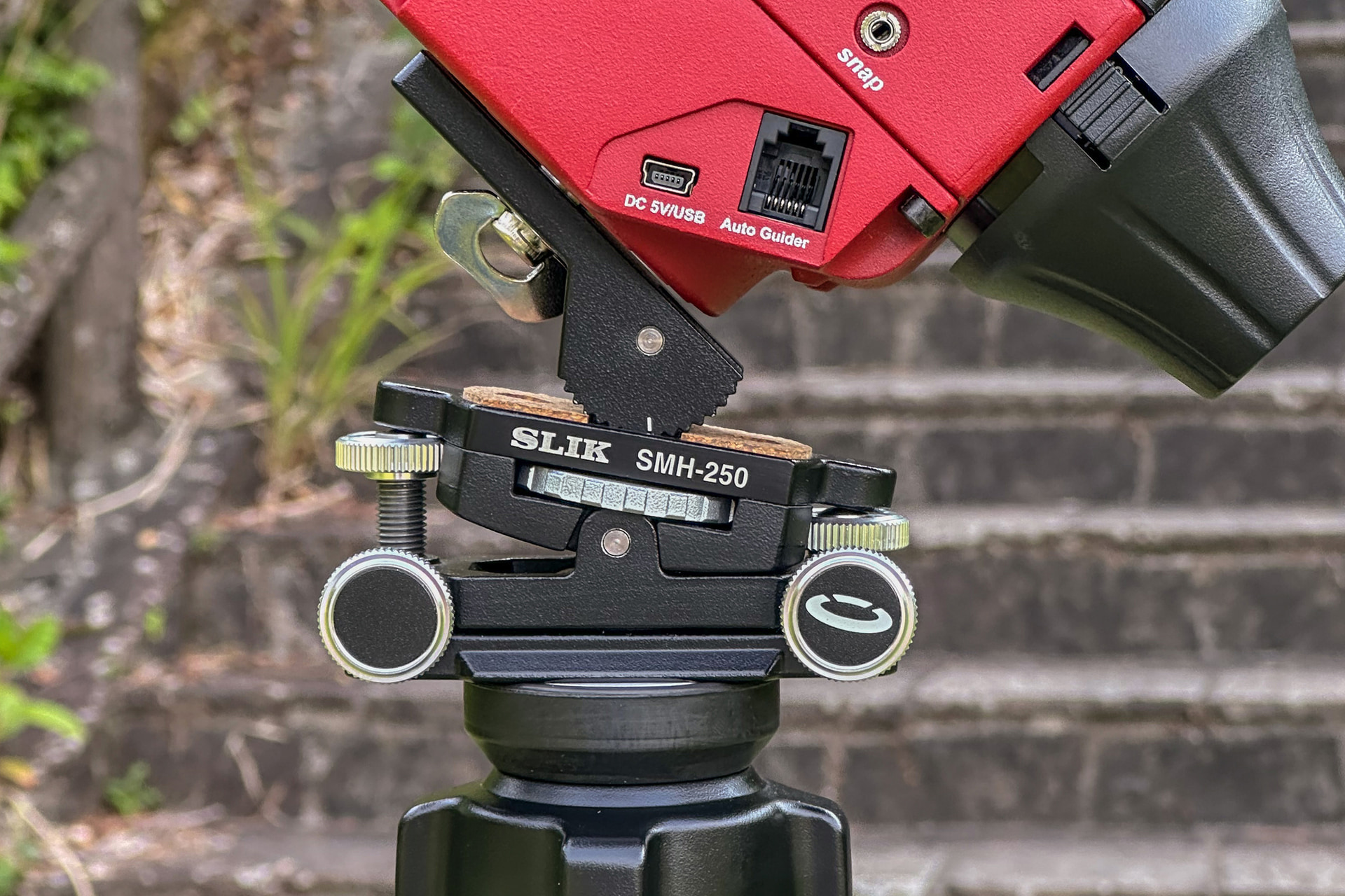 <span class="fnt-110"><b>SMH-250</b></span><br>実勢価格：1万2,000円前後（税込）<br>　<br>方位および高度の微調整を高精度かつスムーズに行える設計が魅力。赤道儀の極軸合わせを確実に行えるため、撮影の精度向上に大きく貢献する。直感的な操作性により、セッティングの時間を短縮できる点も実践的だ