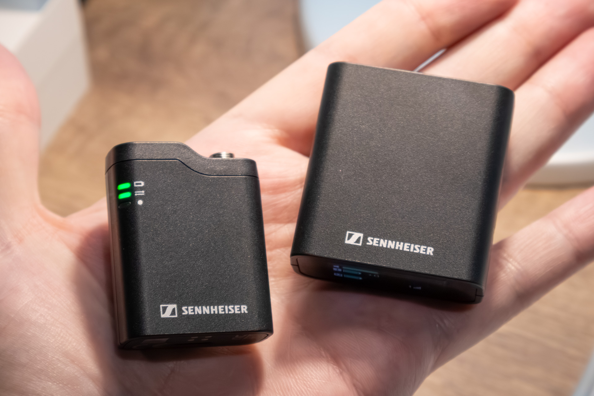 送信機（左）と受信機（右）