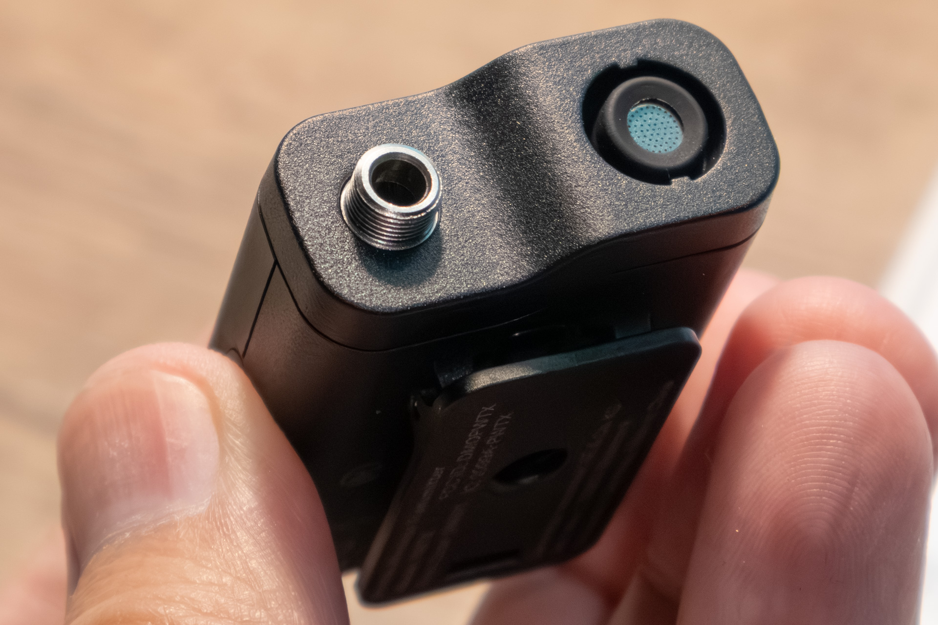 送信機のマイク部分。左はオプションのラベリアマイク用の端子。ネジ止め可能となっている