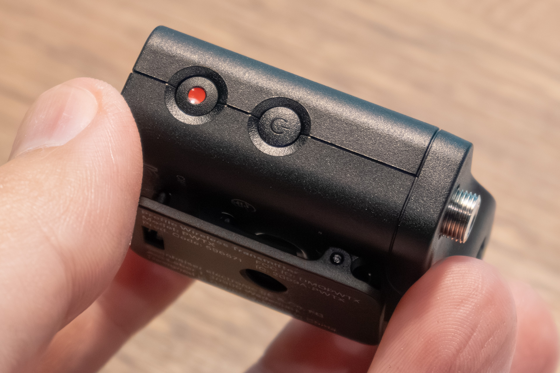 送信機のボタンは誤動作防止のため凹んだ位置にある