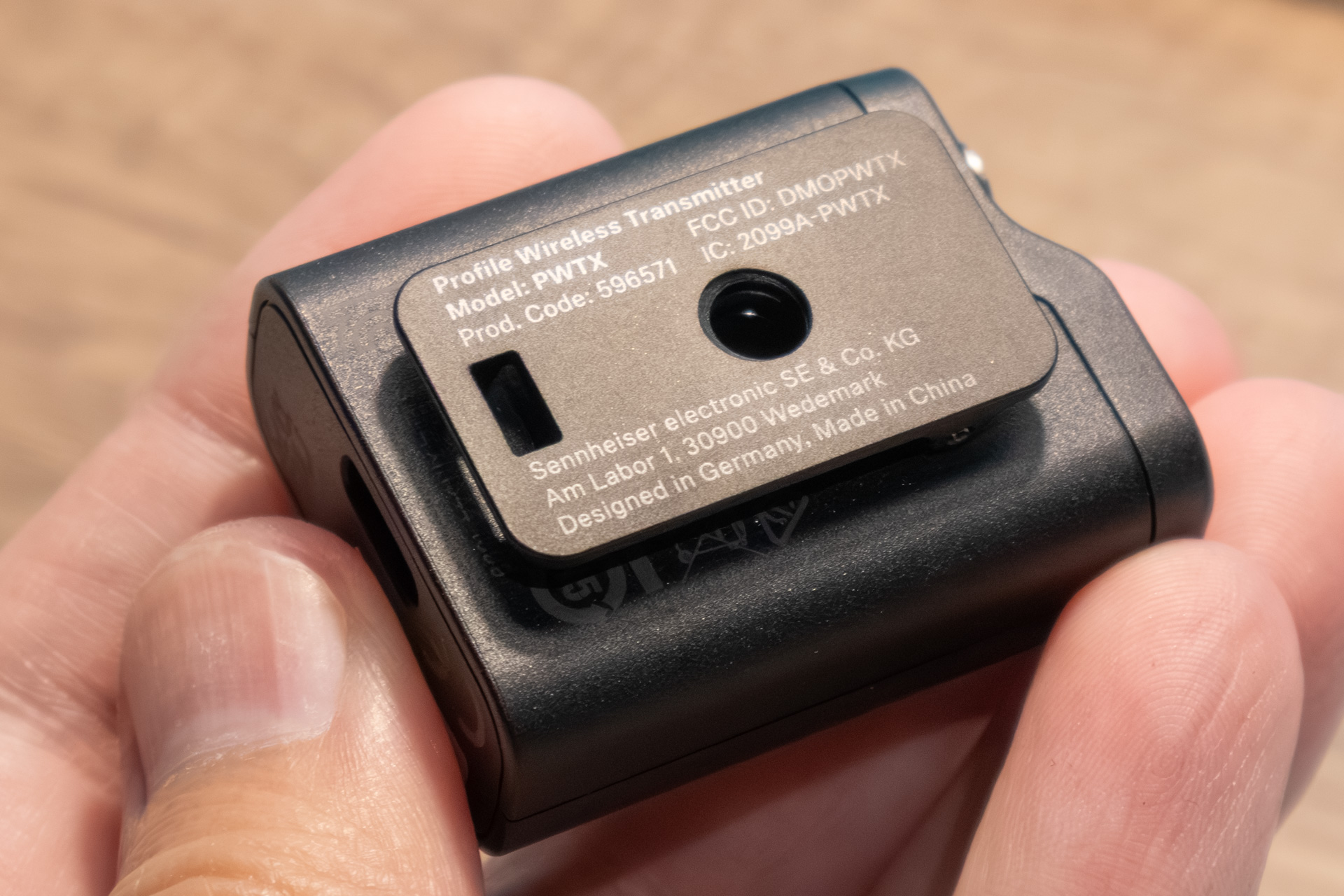 送信機にはクリップと三脚用のネジ穴がある