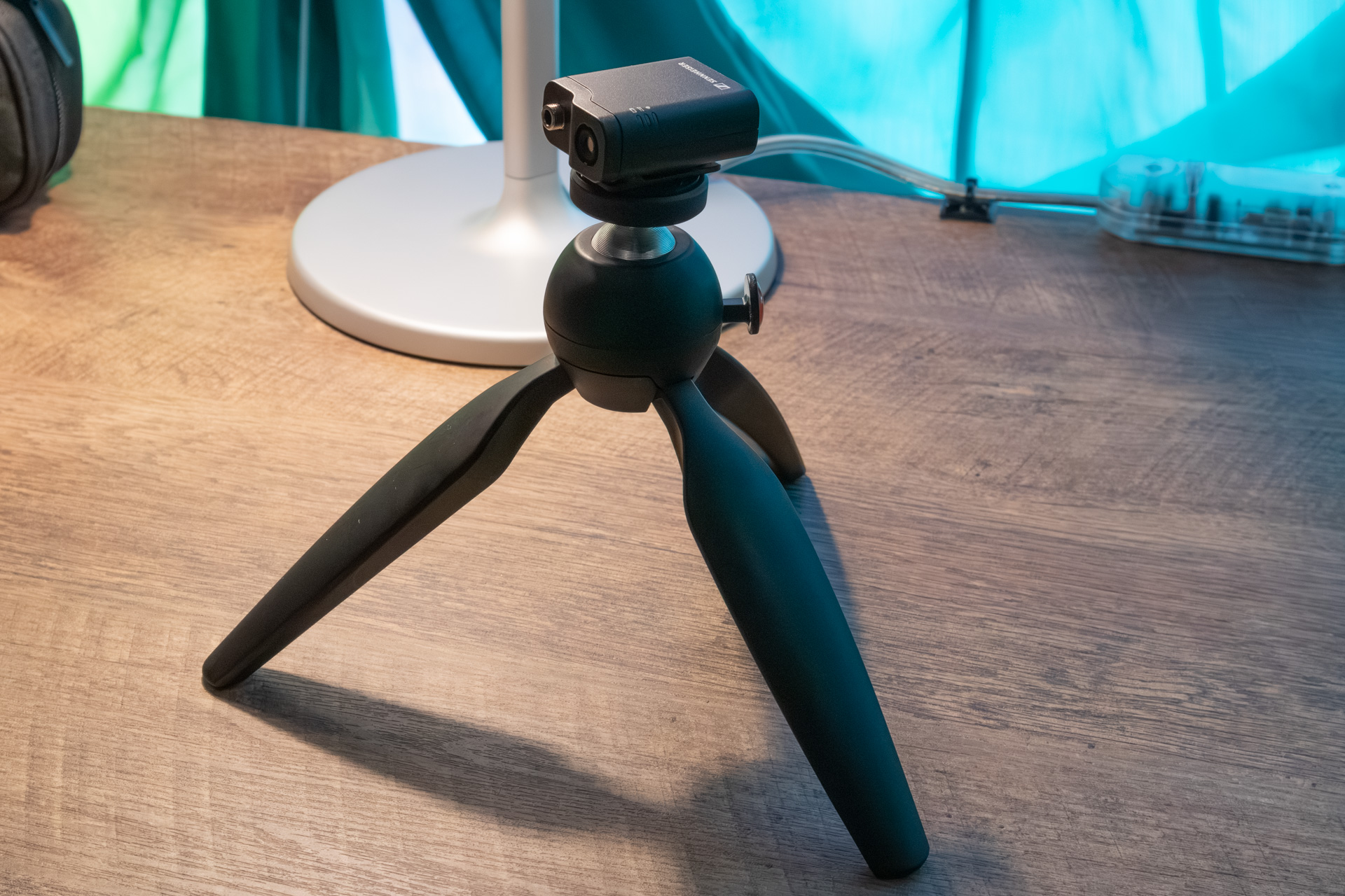 送信機は三脚に付けて据え置きマイクのように使うこともできる