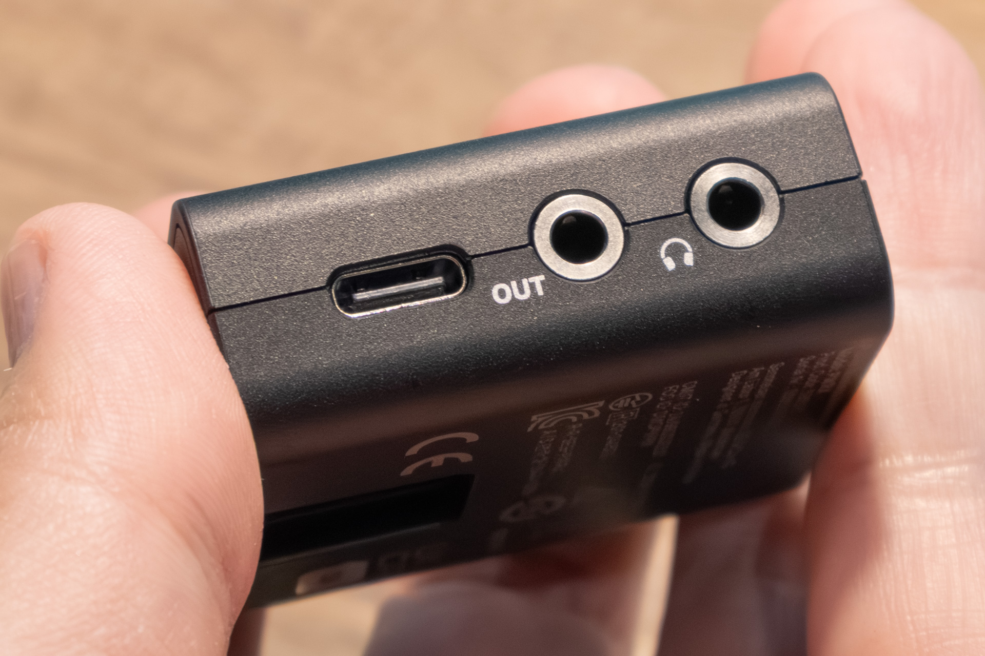 受信機は出力端子のほかヘッドホン端子も装備