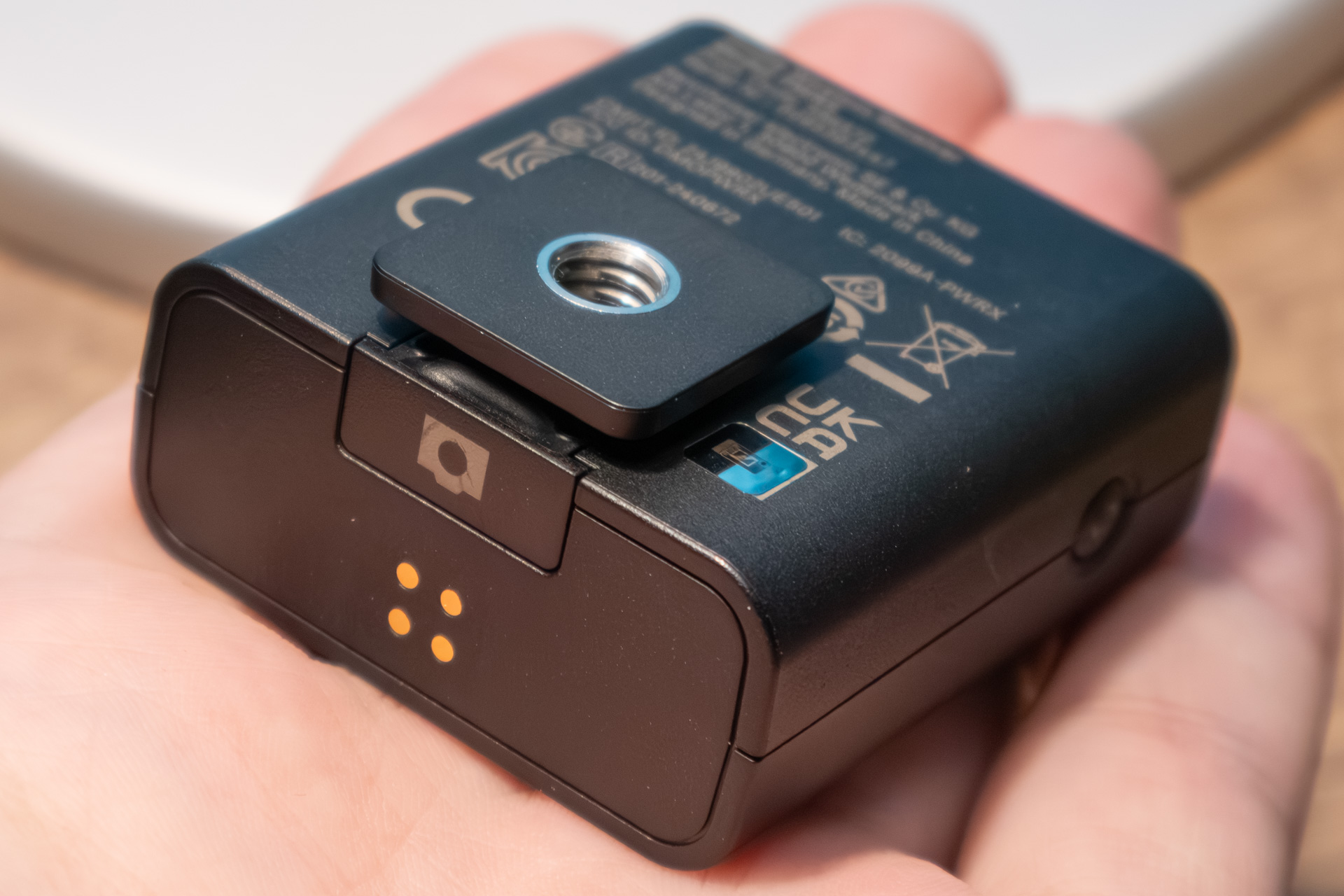 受信機はホットシューや三脚にも取り付けられる