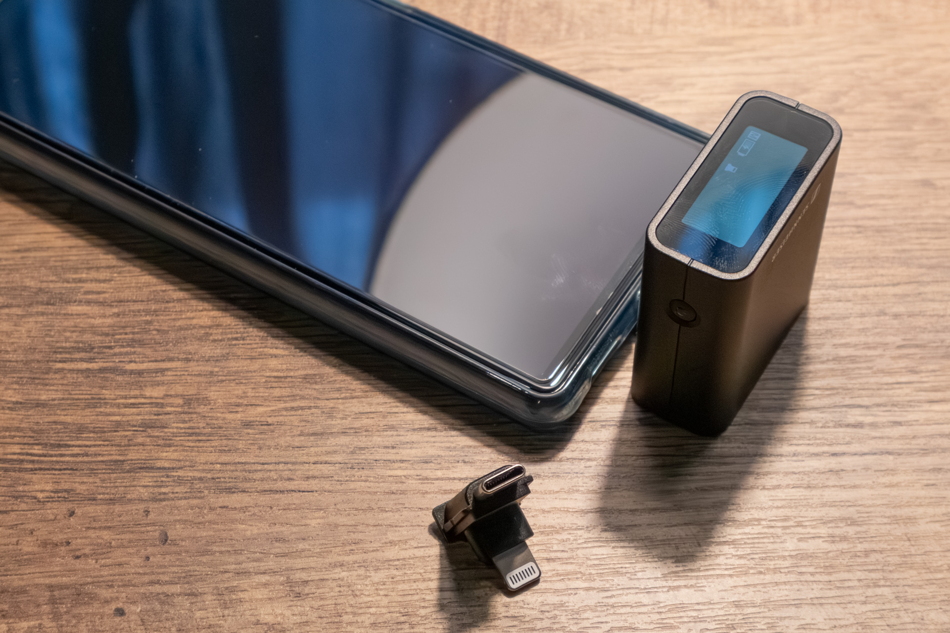 付属のアダプタでスマホにも直接装着可能