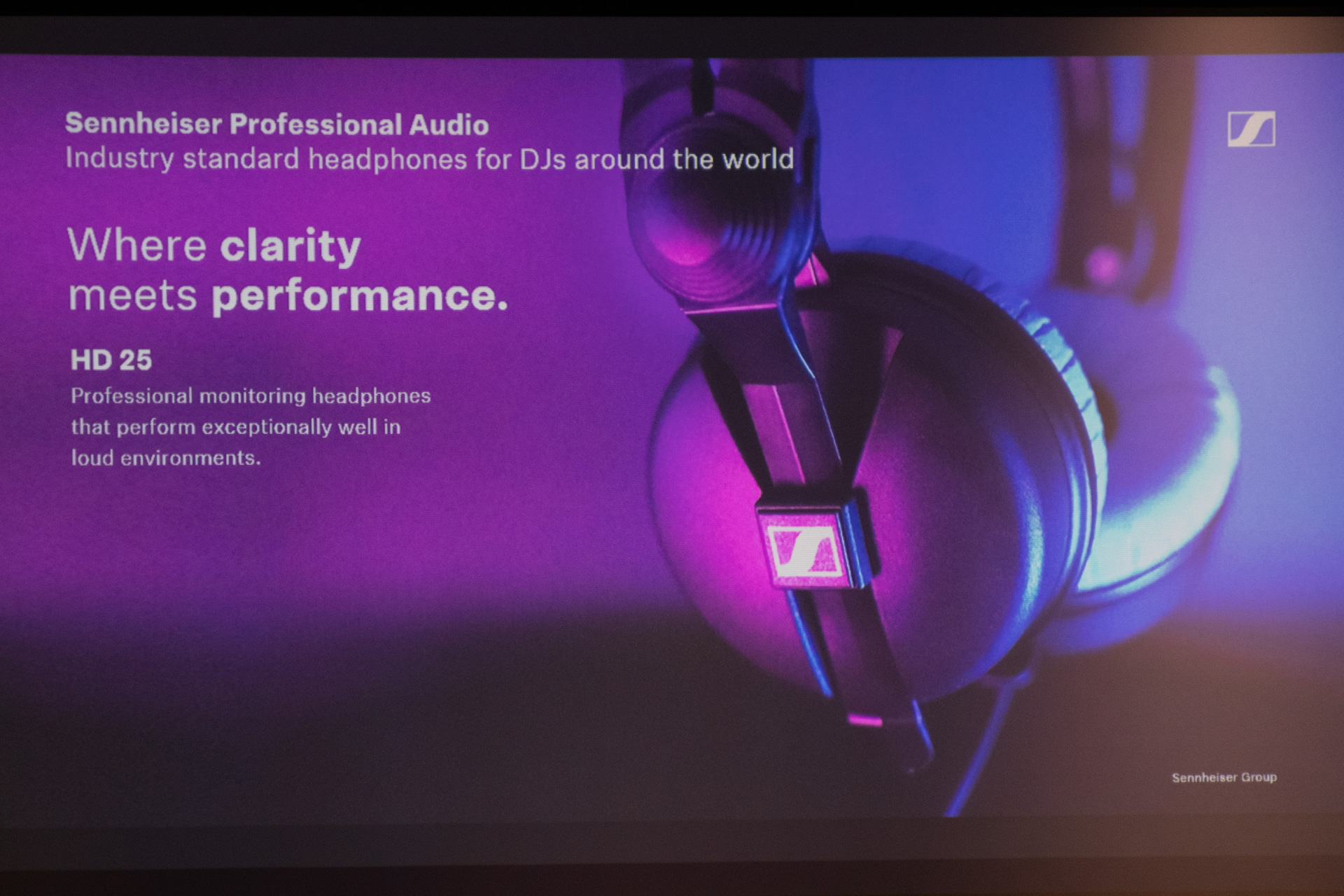 HD 25。コンコルドの機内用ヘッドホンにも選ばれたそうで、その遮音性の高さが伺える