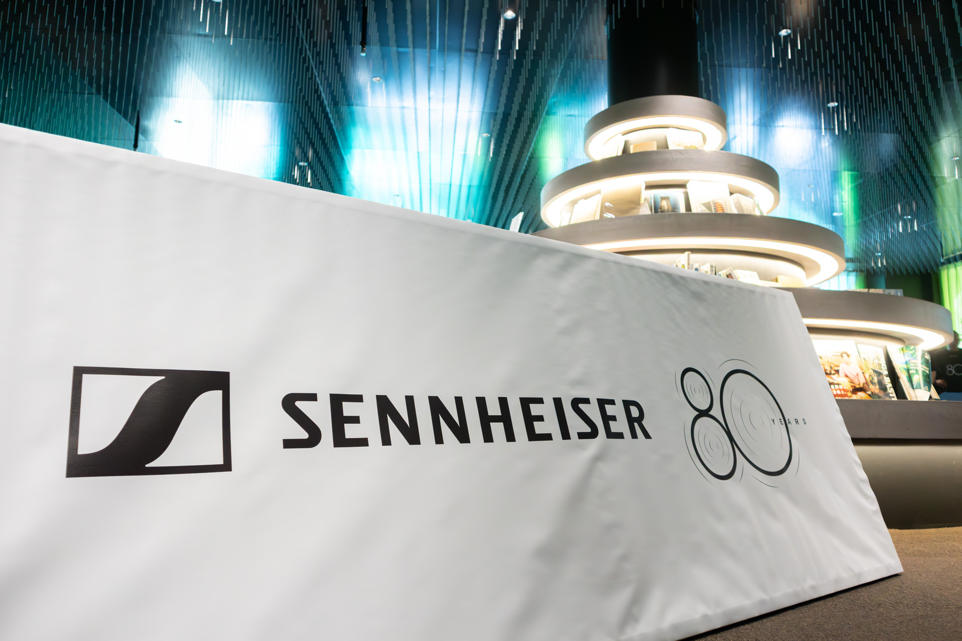 80周年ロゴも展示されていた。SennheiserのDNAであるプレシジョン、クリエイティビティ、トゥルーサウンドを視覚的に表現したものだ