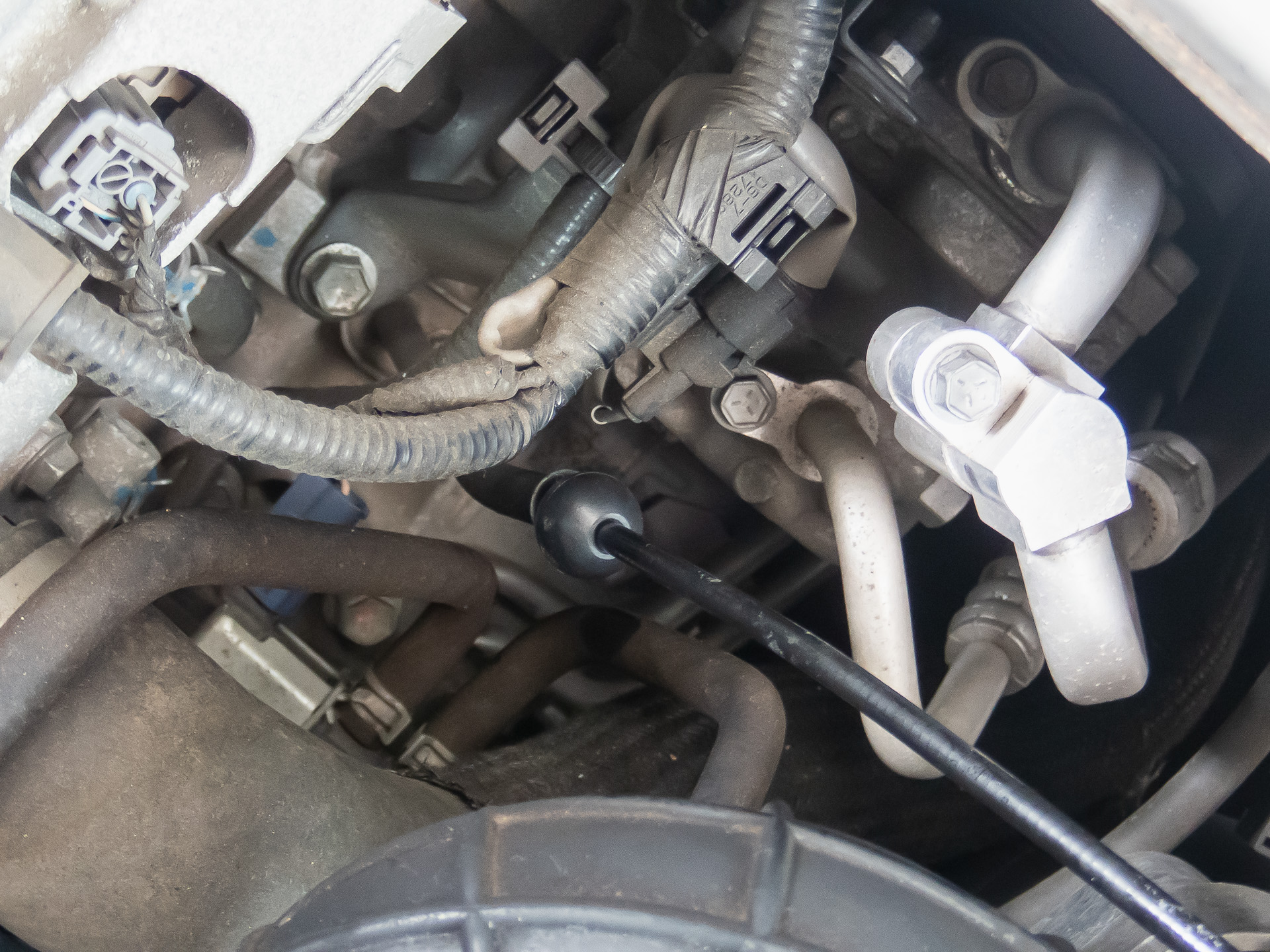 しっかりとオイルパンの底に当たるまでパイプを差し込む