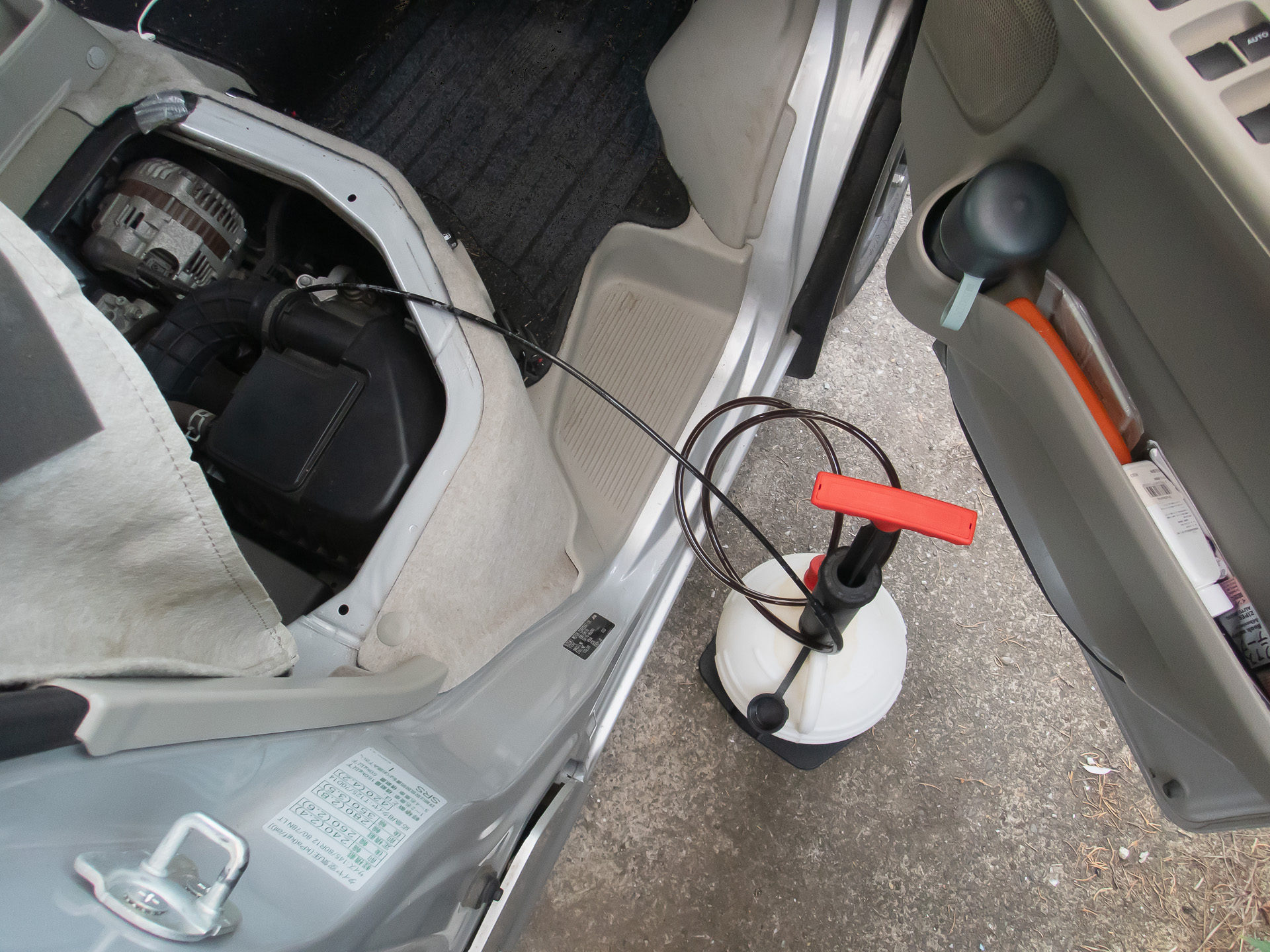 赤いハンドルが負圧ポンプ。２０回くらい上下させる