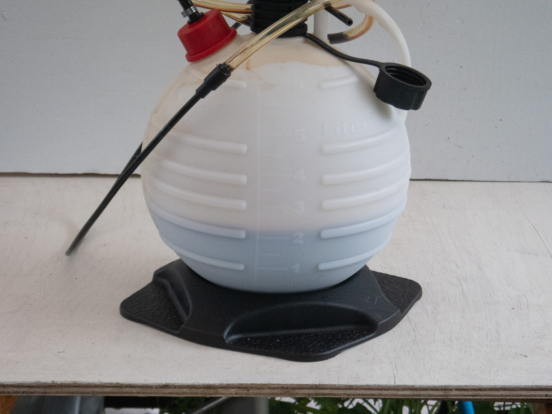 タンクにはゲージが刻まれているので抜けた量がわかる