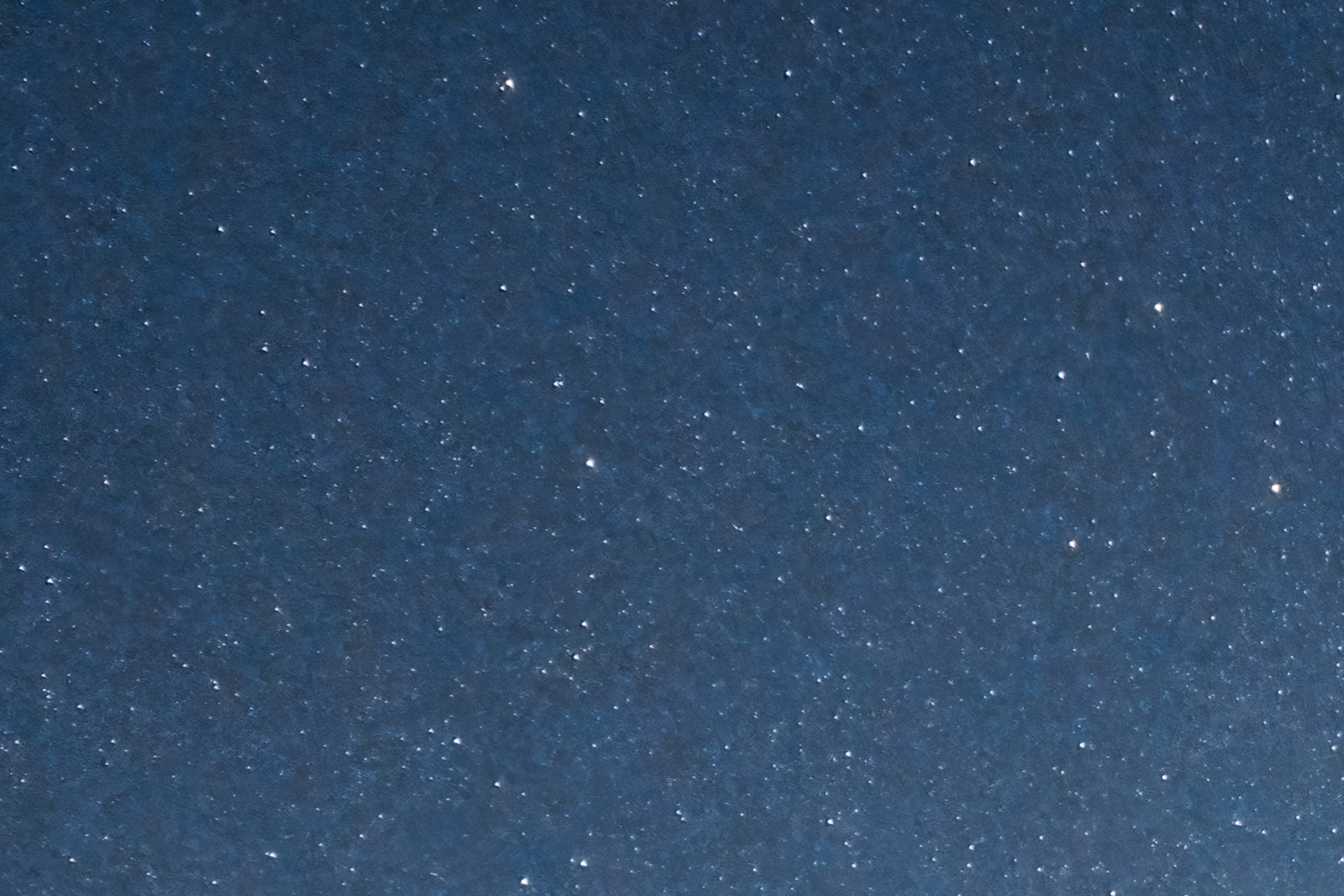 上の写真の左上部を拡大してみる。星の周囲に不自然な色付きはなく、美しい星空が再現される。本レンズには非球面レンズ2枚、EDレンズ2枚、高屈折レンズ3枚が採用され、色収差がしっかりと抑制されている