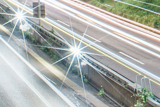 F11まで絞って、道路のライトから光条を発生させた。F値を絞ると10本の美しい光条が現れる。星の撮影では絞ることはないが、都市夜景などで絞って撮影するときらびやかな雰囲気の写真が撮れる