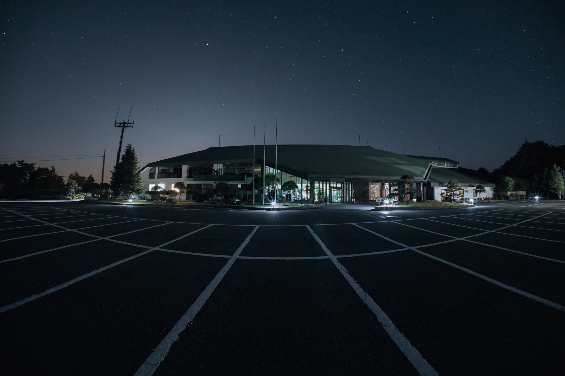 画像の中心の建物は比較的自然な描写だが、周辺部に行くほど魚眼レンズ特有の湾曲が現れる。185°のダイナミックな世界が楽しい<br><span class="fnt-85">ソニー α7R V／10mm／マニュアル露出（F11、13秒）／ISO 6400／WB：オート</span>